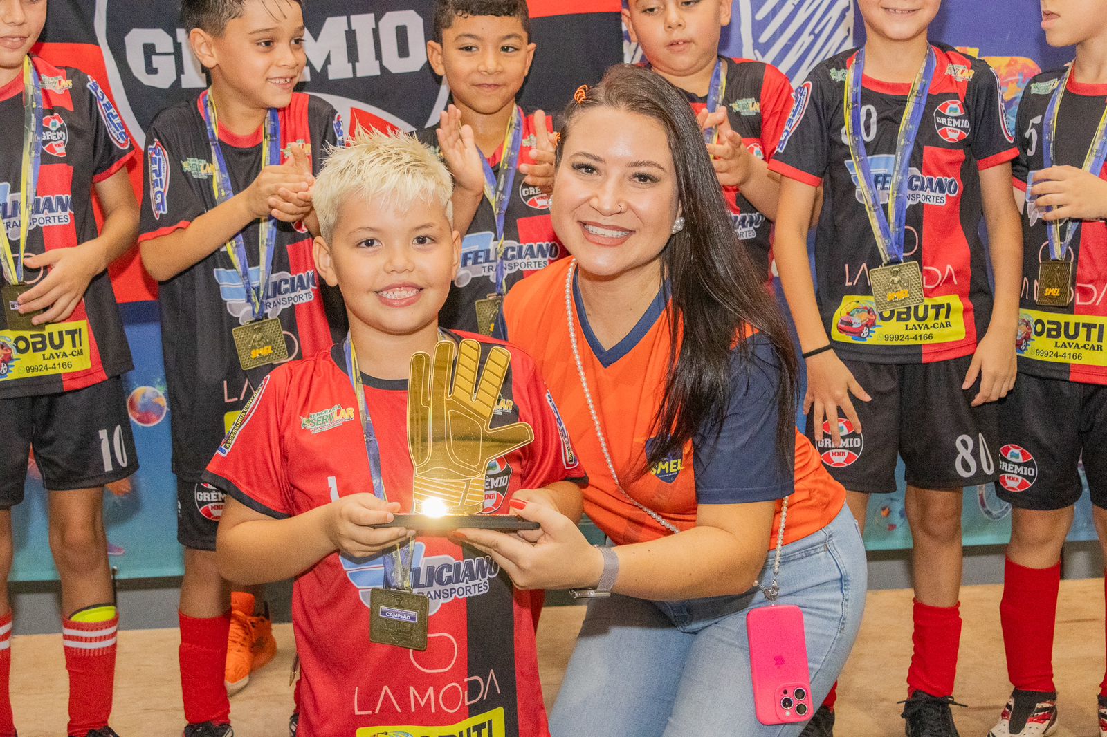 coordenadora técnica entrega premiação ao melhor goleiro infantil