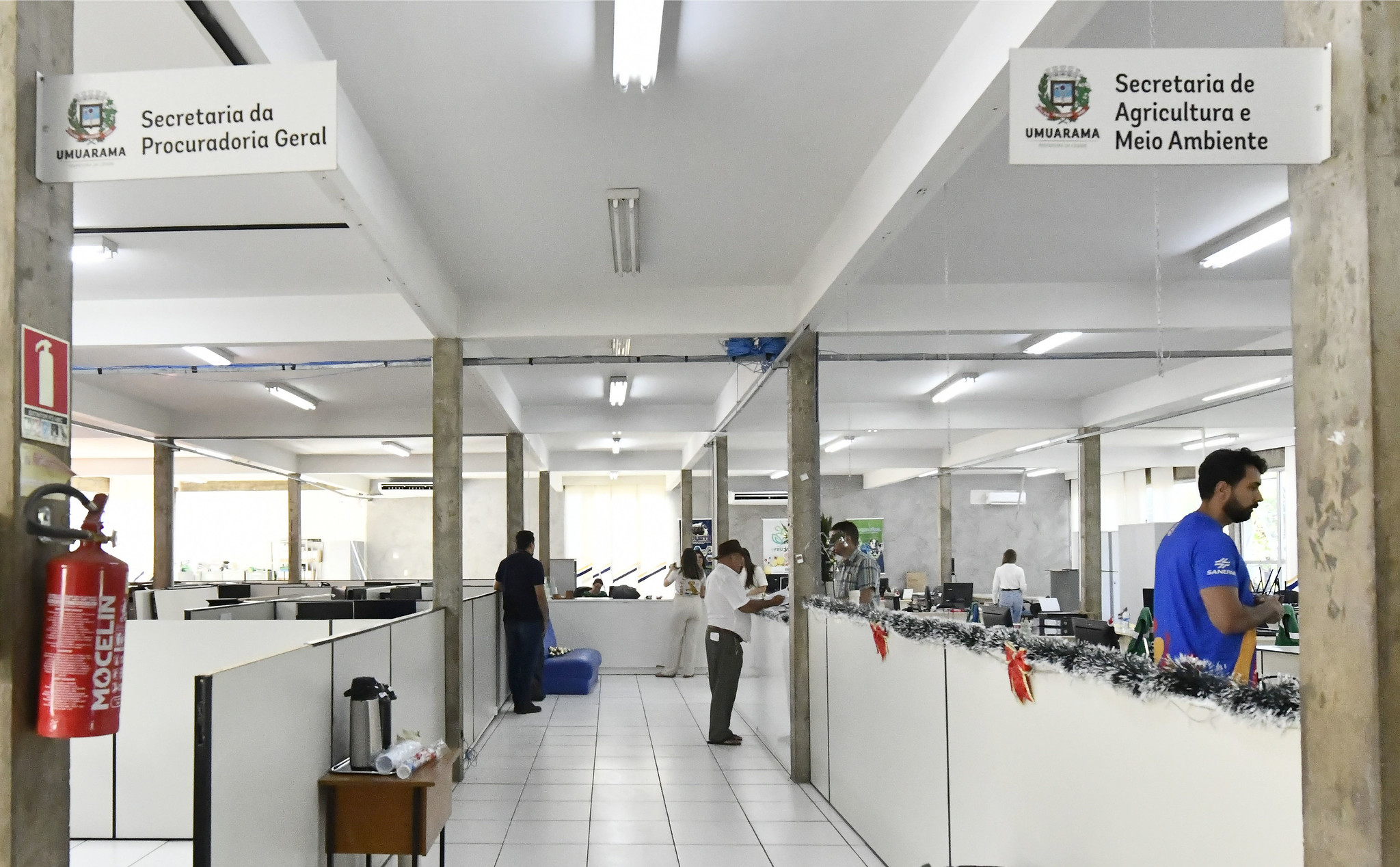 imagem das divisórias rebaixadas na prefeitura