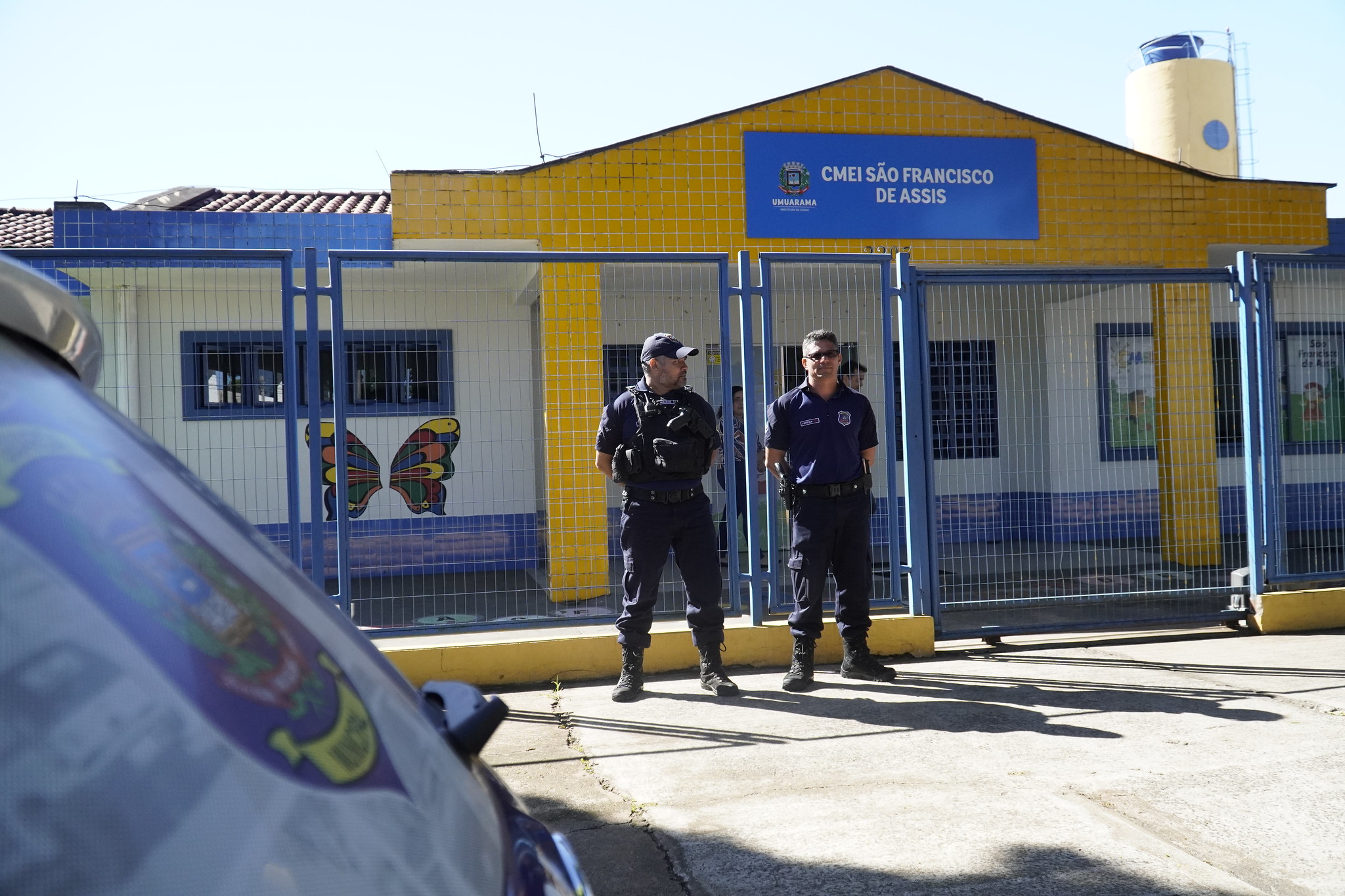 agentes da guarda municipal posicionados de prontidão em frente a unidade de ensino