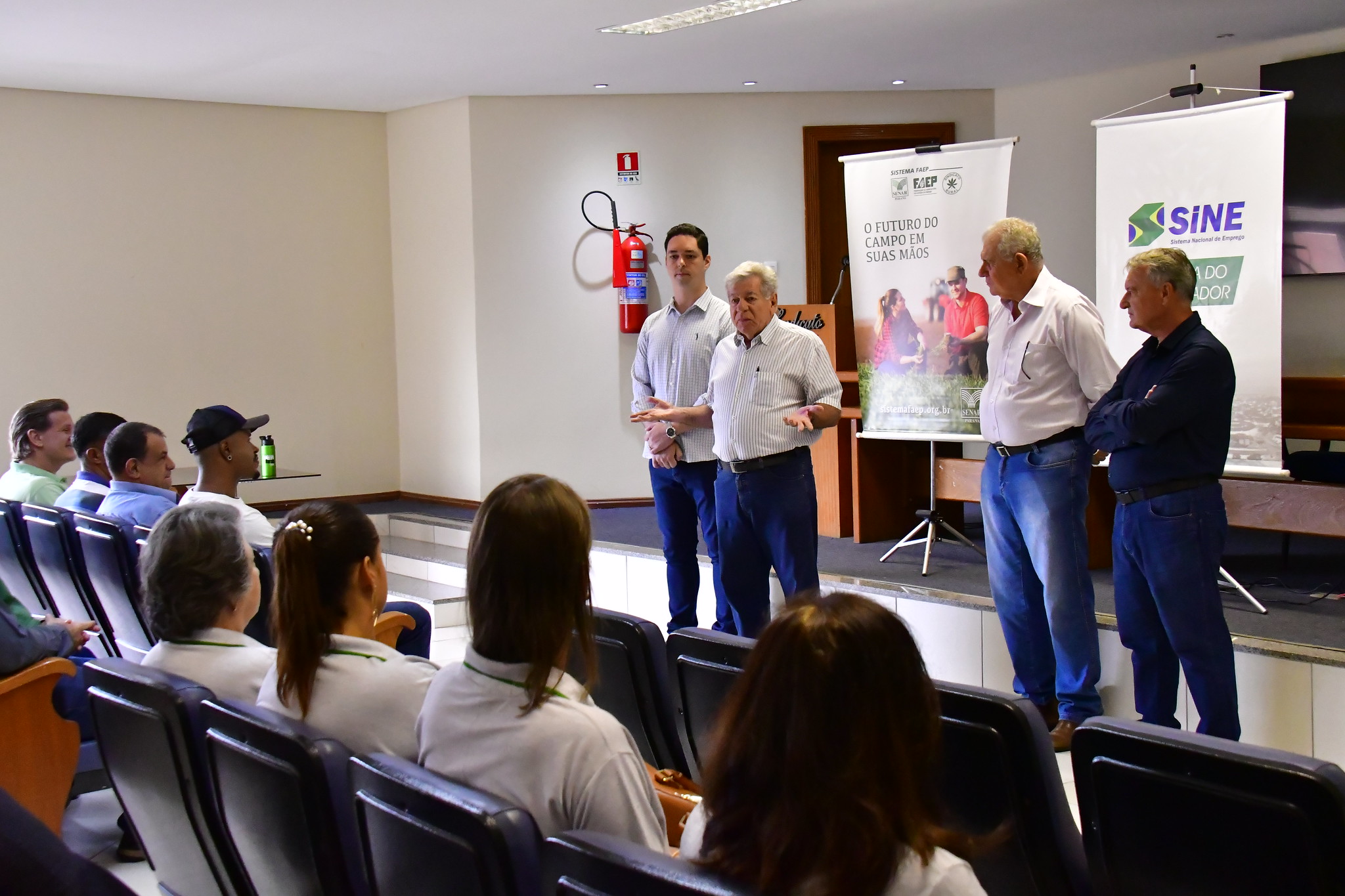 prefeito e autoridades falam para os alunos, na abertura do curso