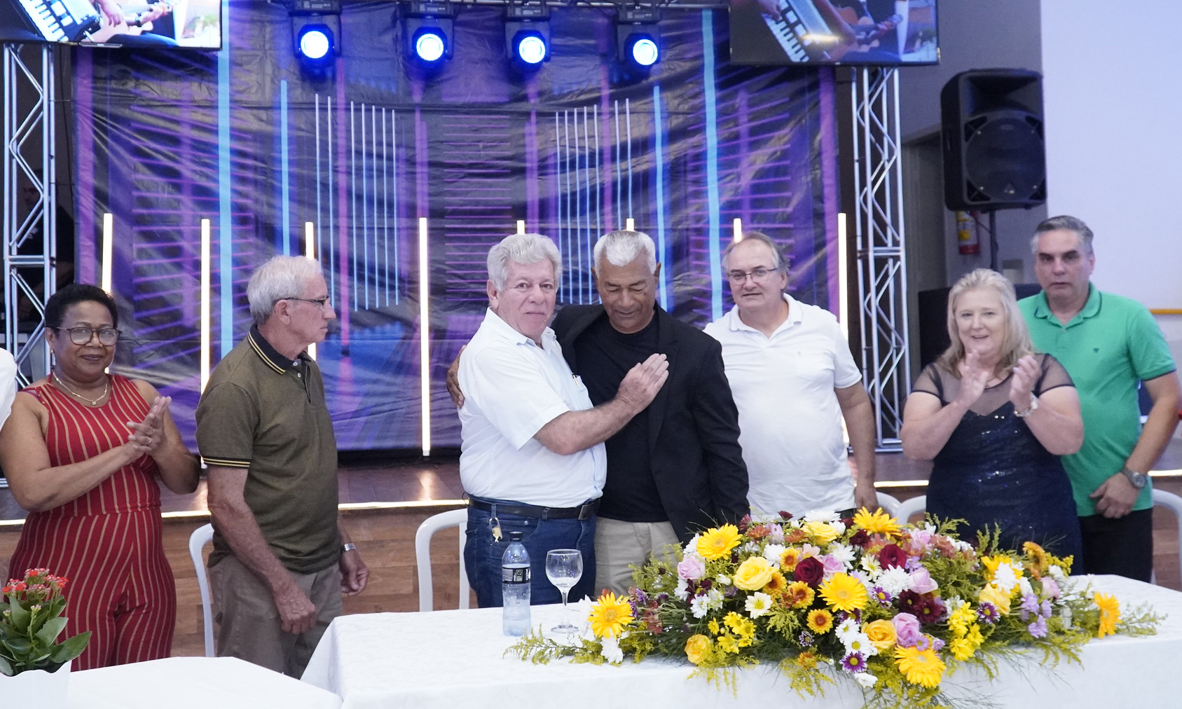 imagem do prefeito cumprimentando o novo presidente da associação de servidores