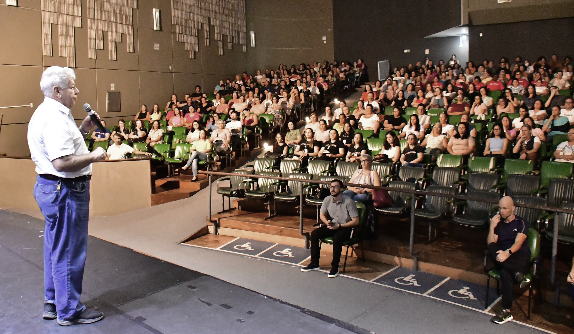 prefeito fala no palco para a plateia de servidores da educação