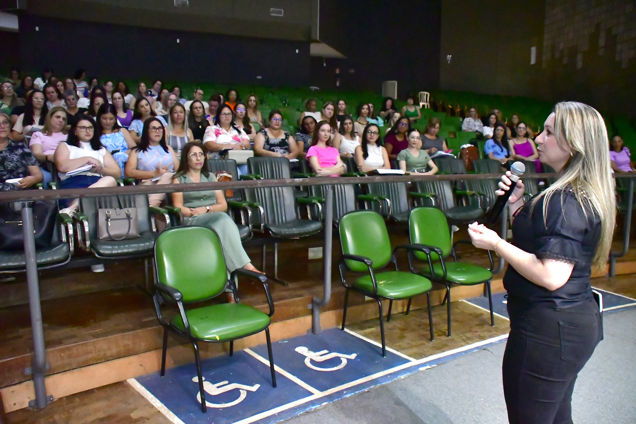 coordenadores e diretores de unidades escolares reunidos no teatro do centro cultural