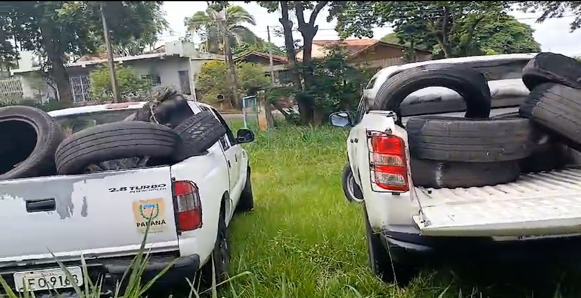 agendes de saúde colocam pneus em carroceria de veículo para transporte