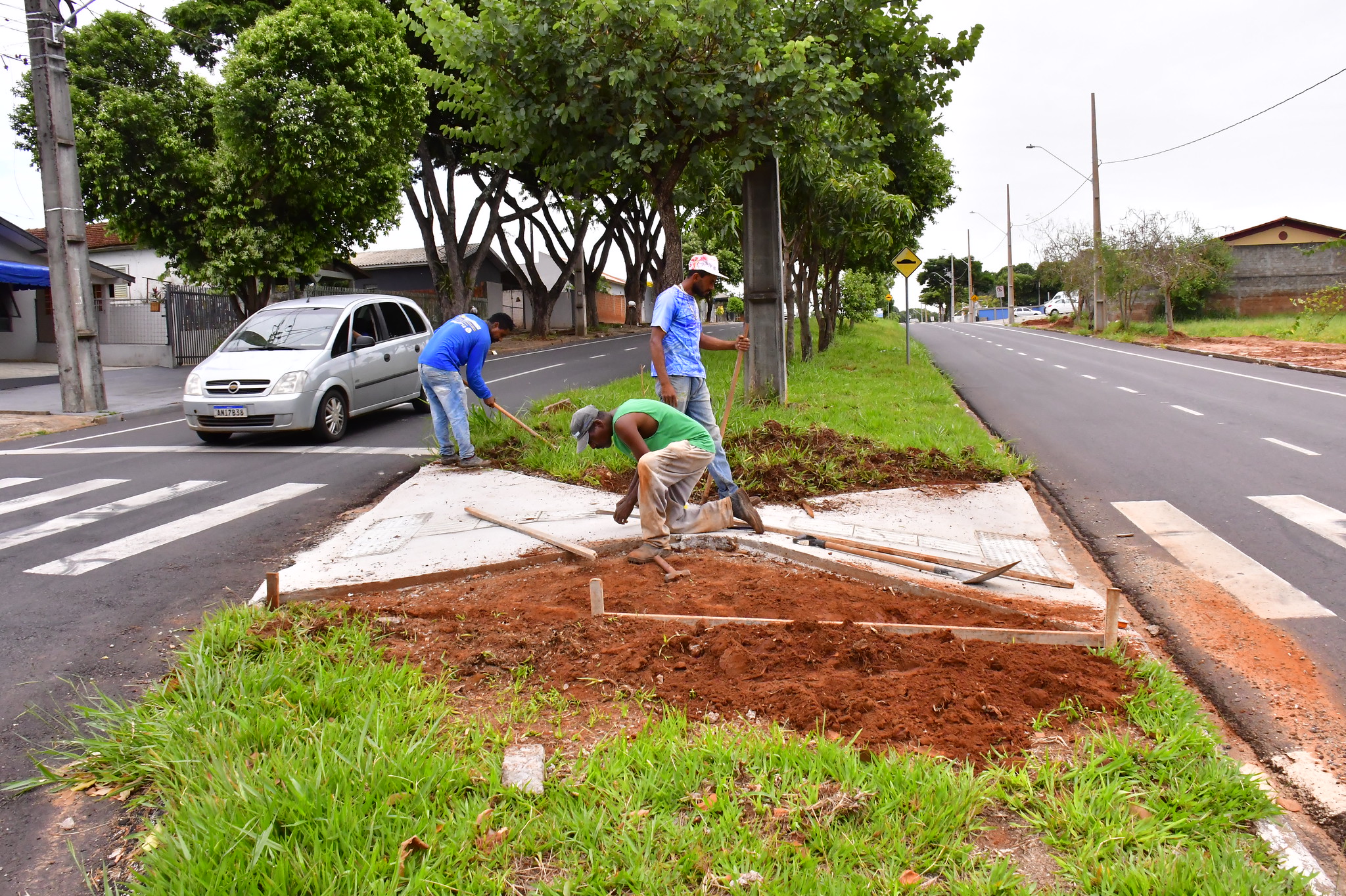 operários trabalham na implantação de rampa acessível