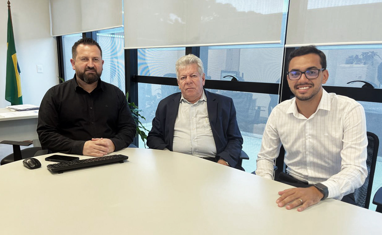 prefeito, secretário de Obras e diretor da Secid reunidos em uma mesa