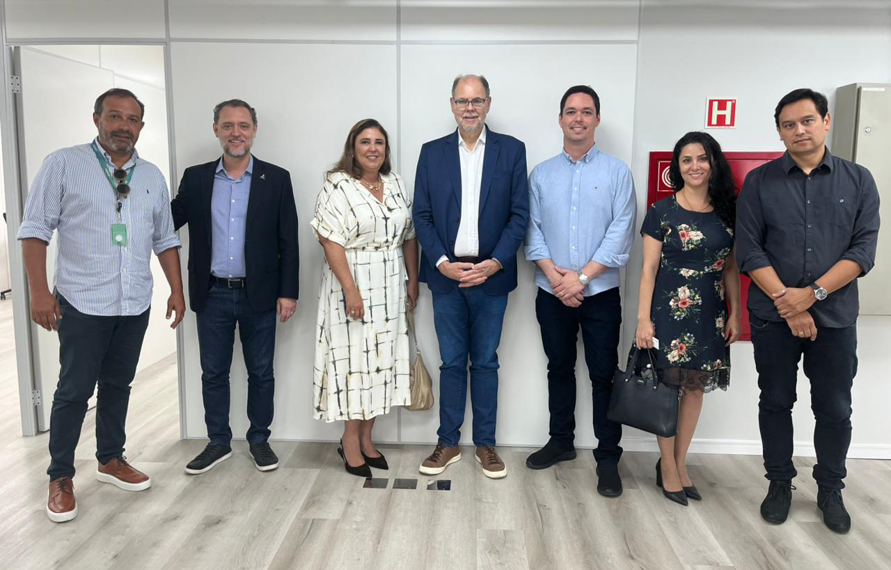 autoridade posam para foto, duas mulheres e cinco homens