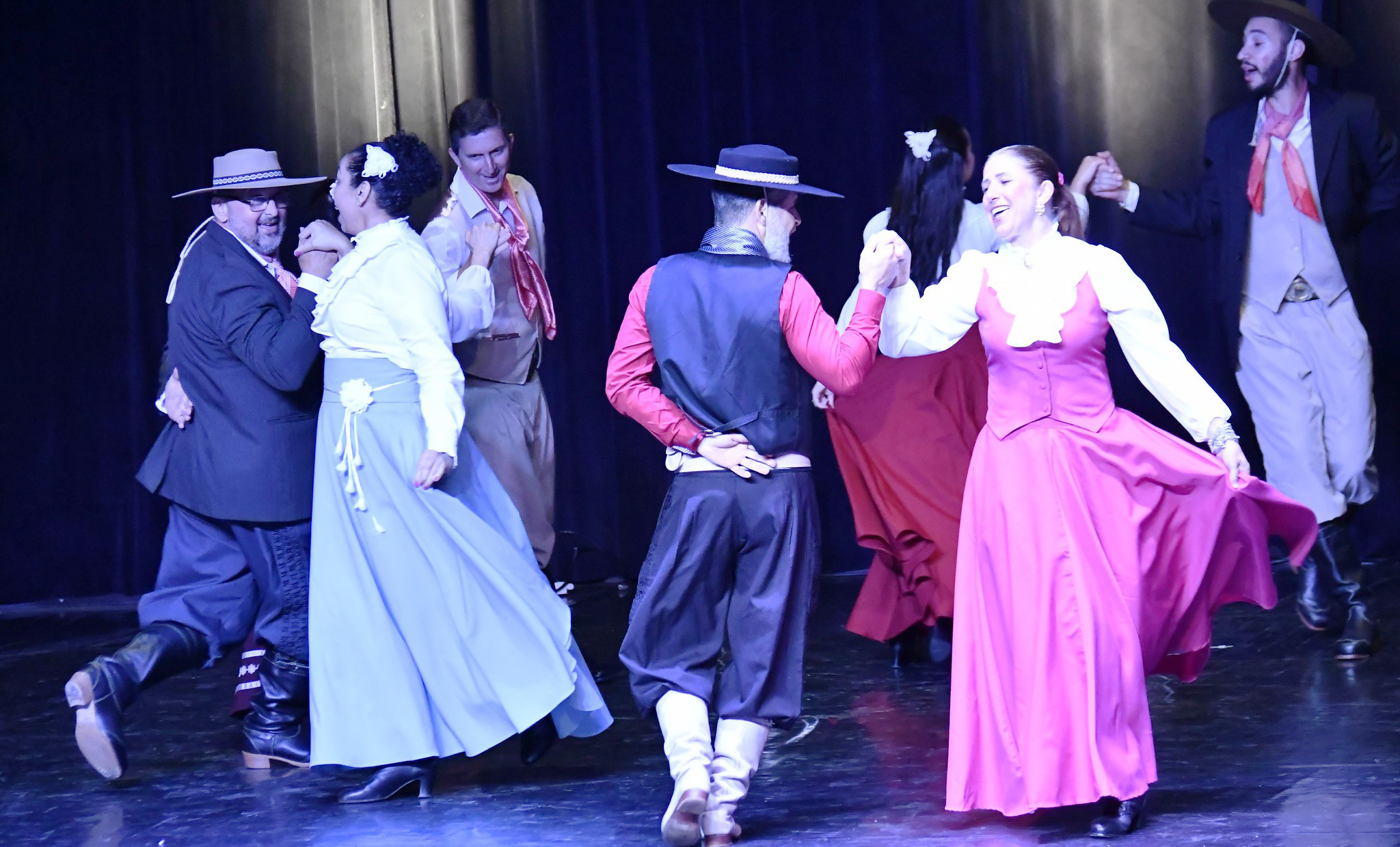 IMAGEM DE CASAIS EM DANÇA GAÚCHA