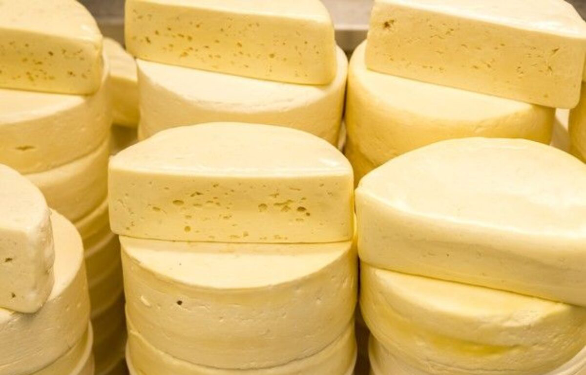 foto de várias peças de queijo