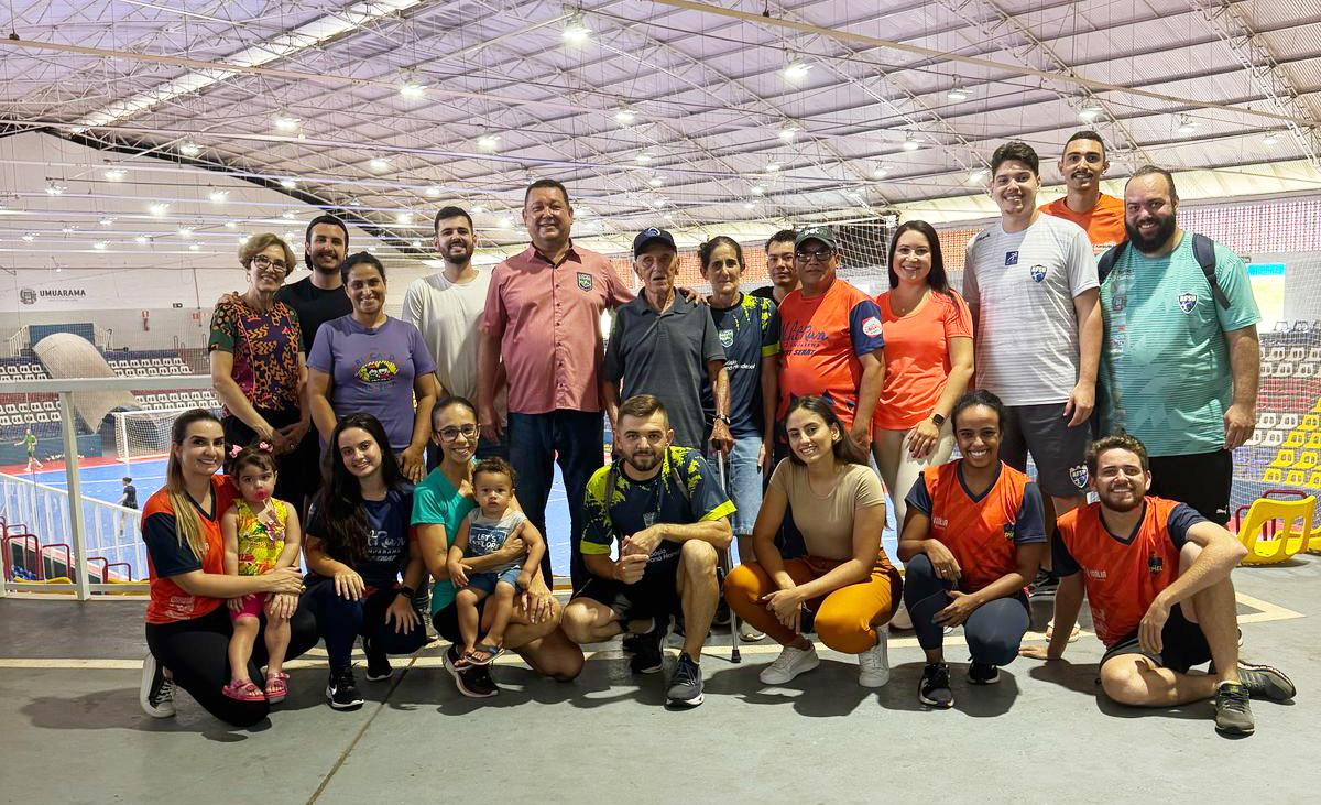 EQUIPE DA SMEL POSA PARA FOTO COM O SENHOR ABANIL, NO GINÁSIO DE ESPORTES