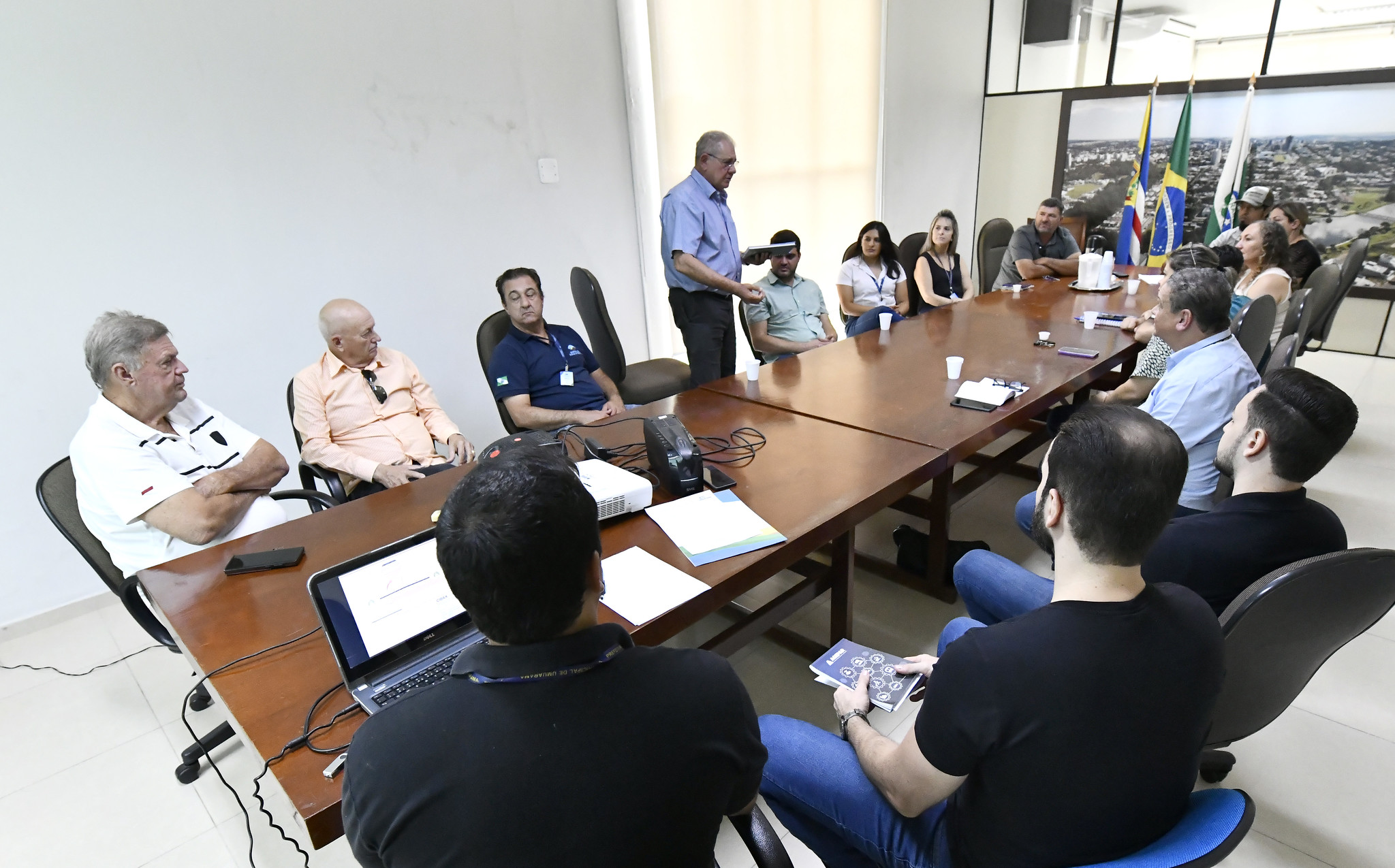 conselheiros reunidos na sala de reunião da prefeitura