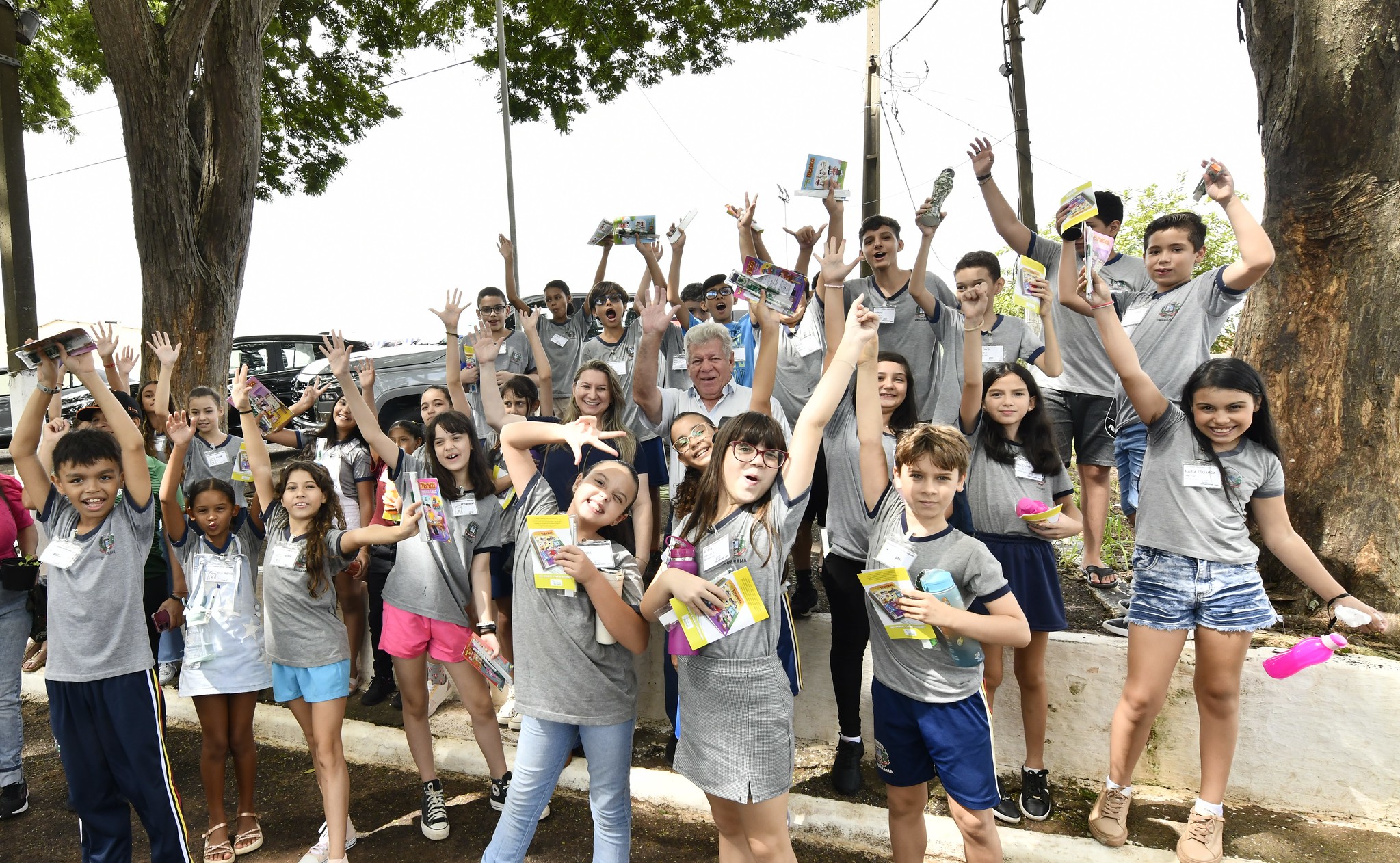 prefeito e alunos conhecem as atrações da fazendinha no parque de exposições