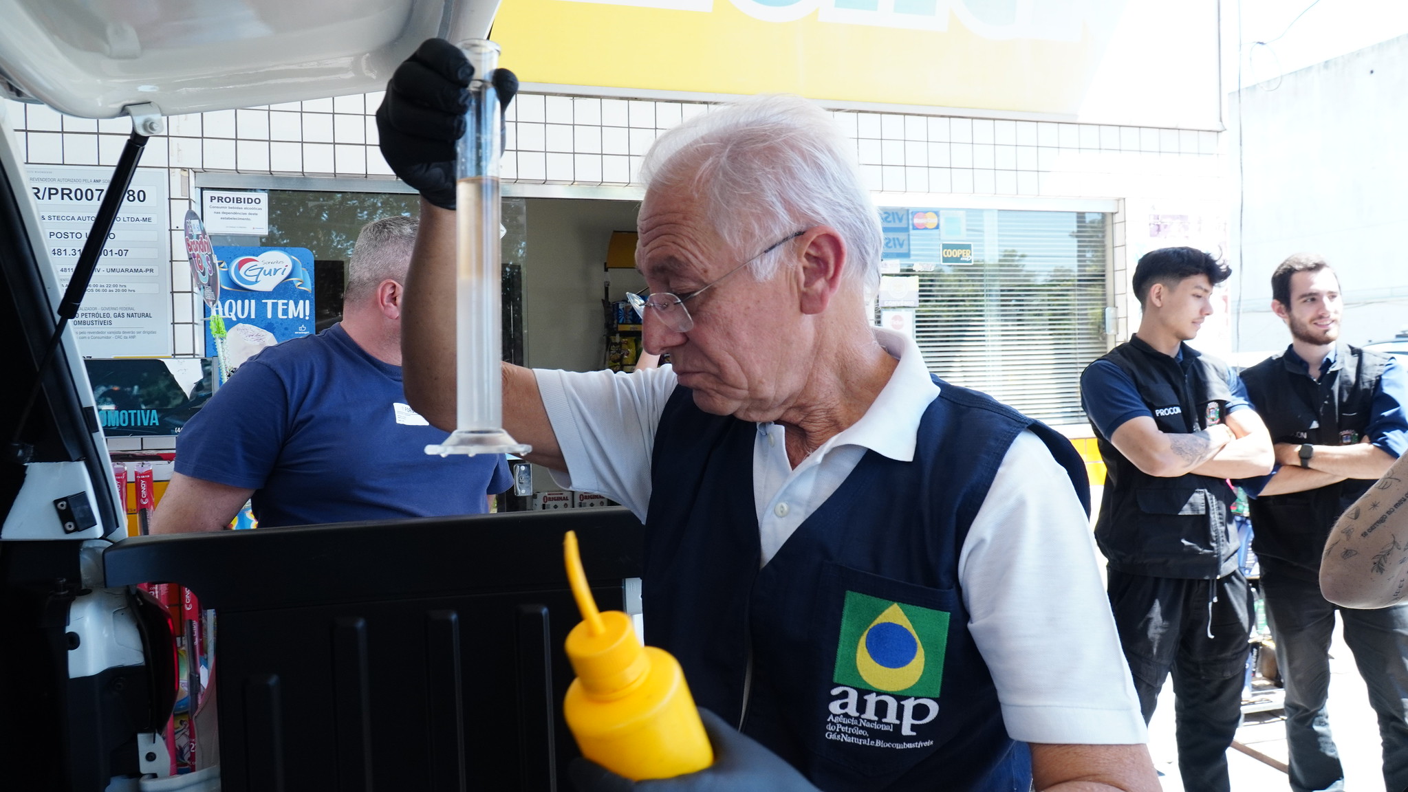 FISCAL DA ANP REALIZA TESTES COM COMBUSTÍVEIS