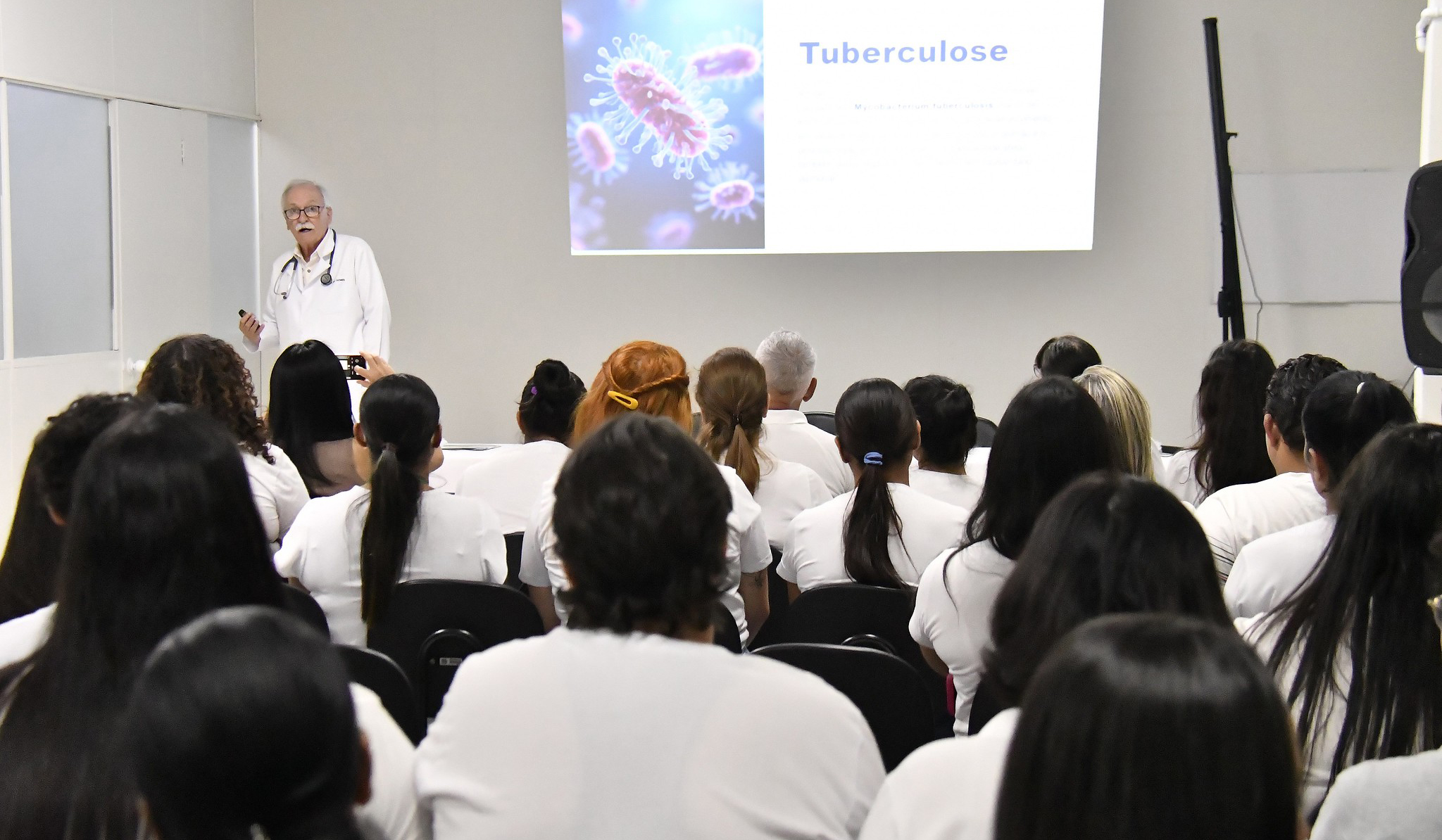 médico fala com alunos de enfermagem no auditório da saúde