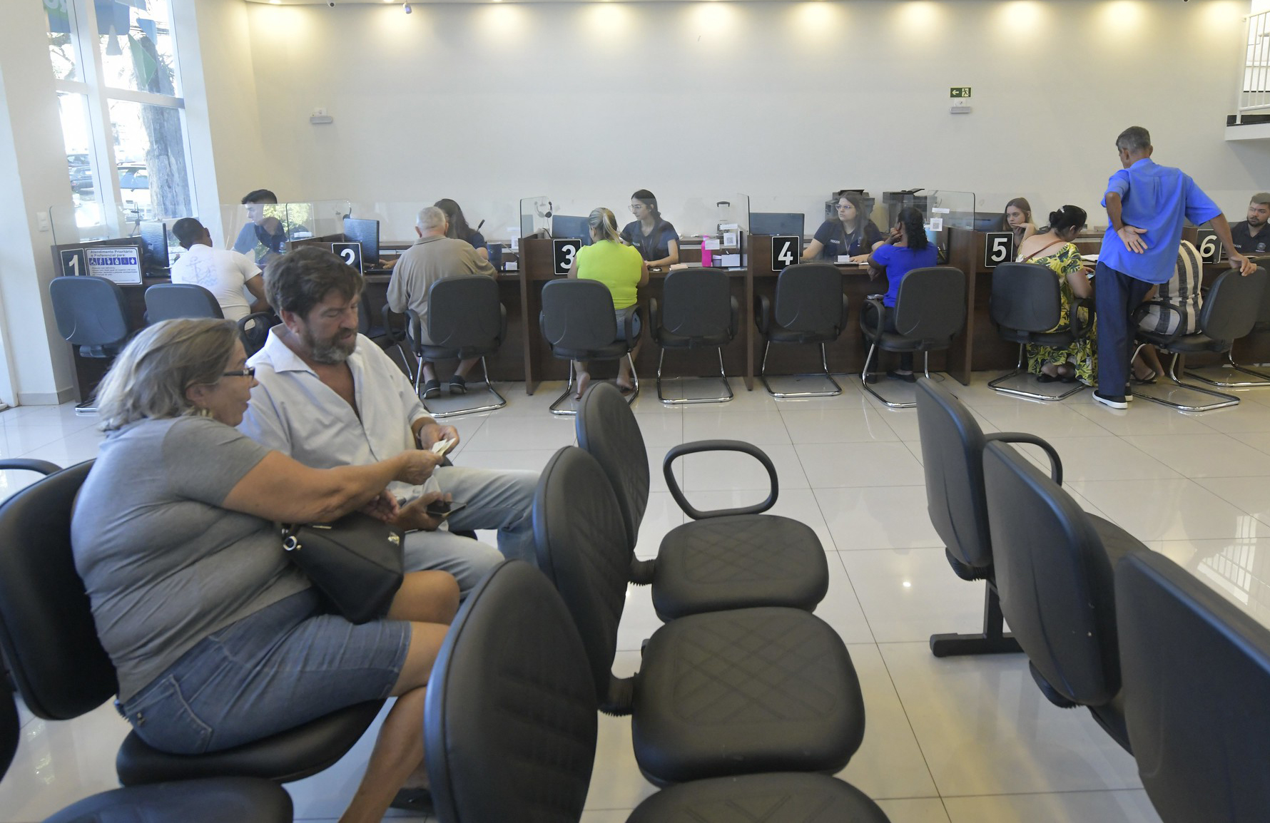 consumidores aguardam atendimento nos guichês do procon