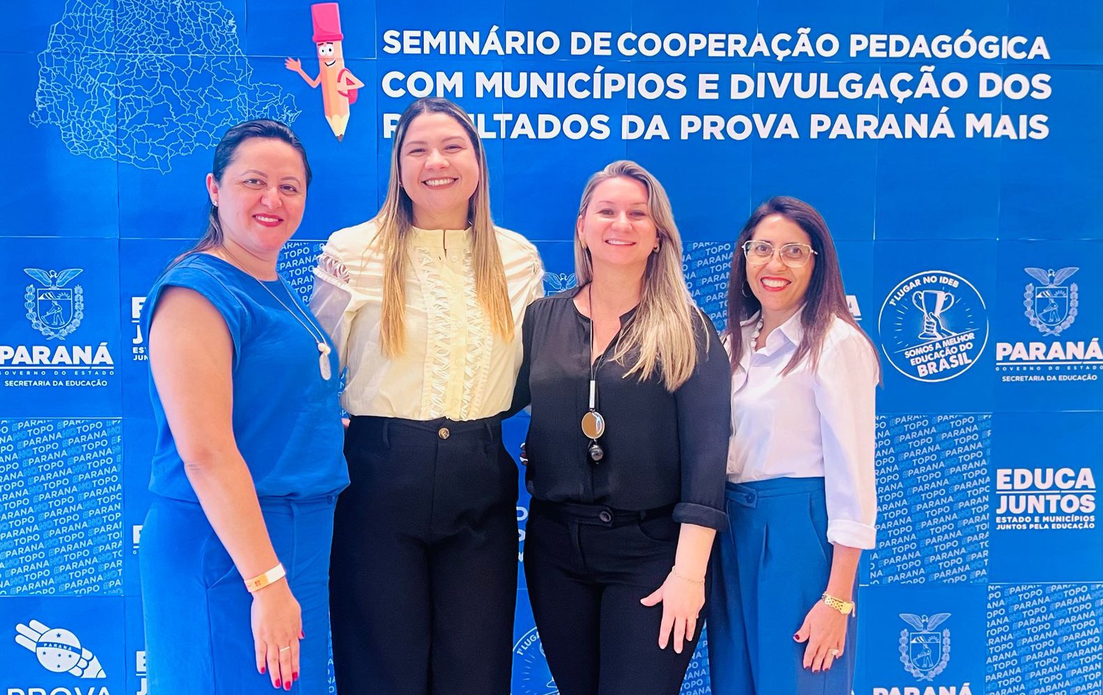 equipe de professoras que representou umuarama no evento posa para foto