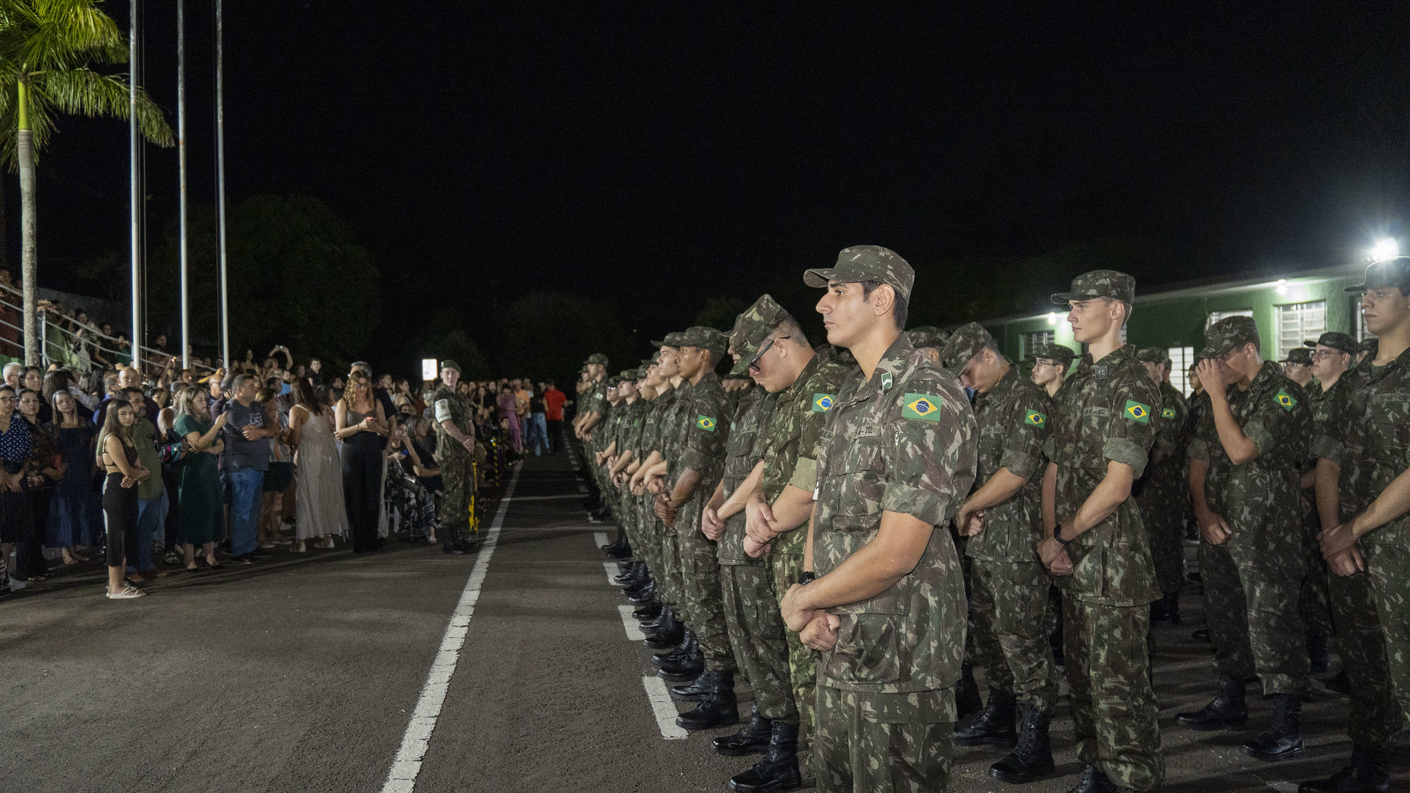 atiradores fardados enfileirados para a solenidade de início do ano de formação militar