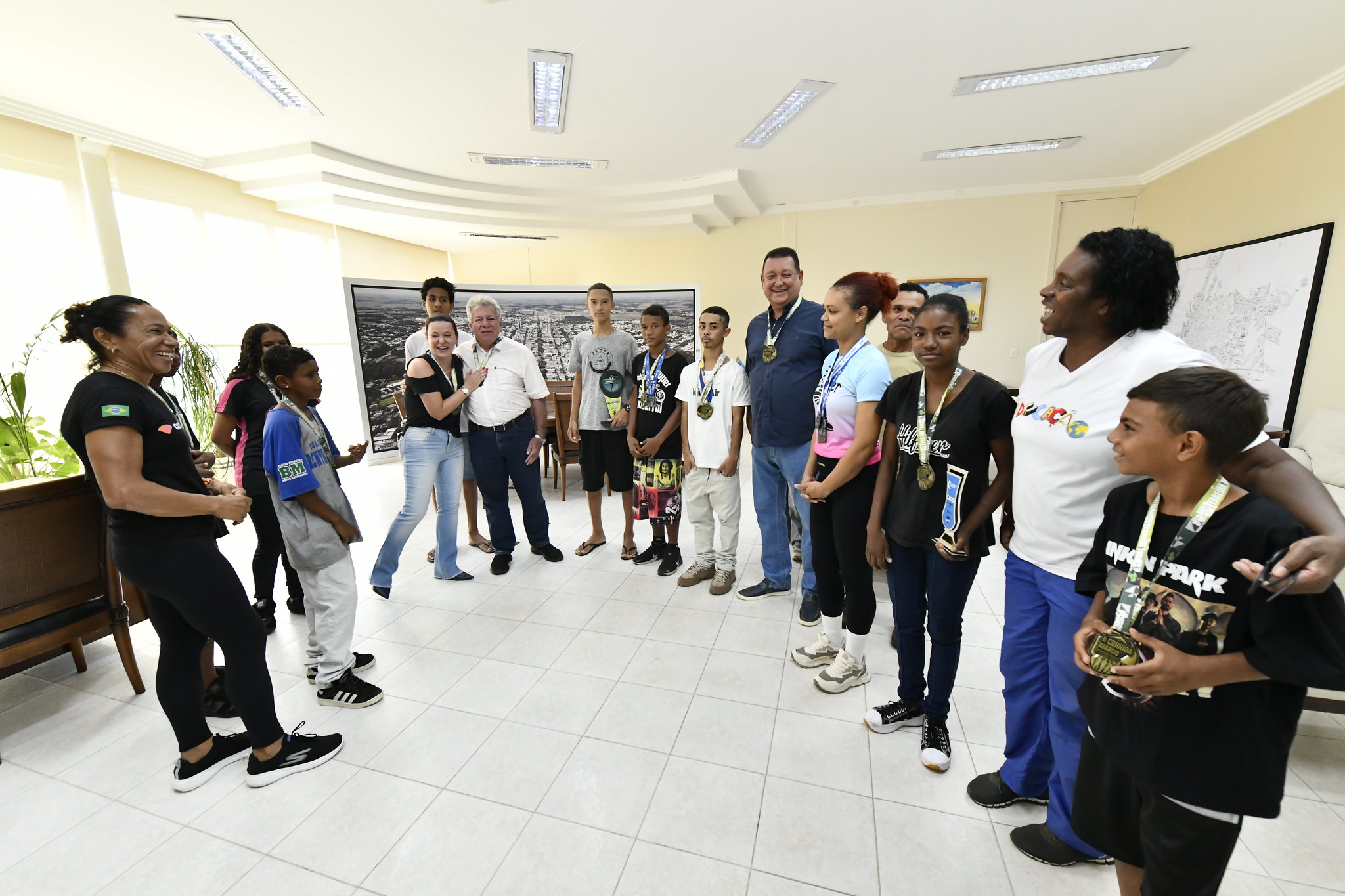 atletas reunidos com o prefeito no gabinete