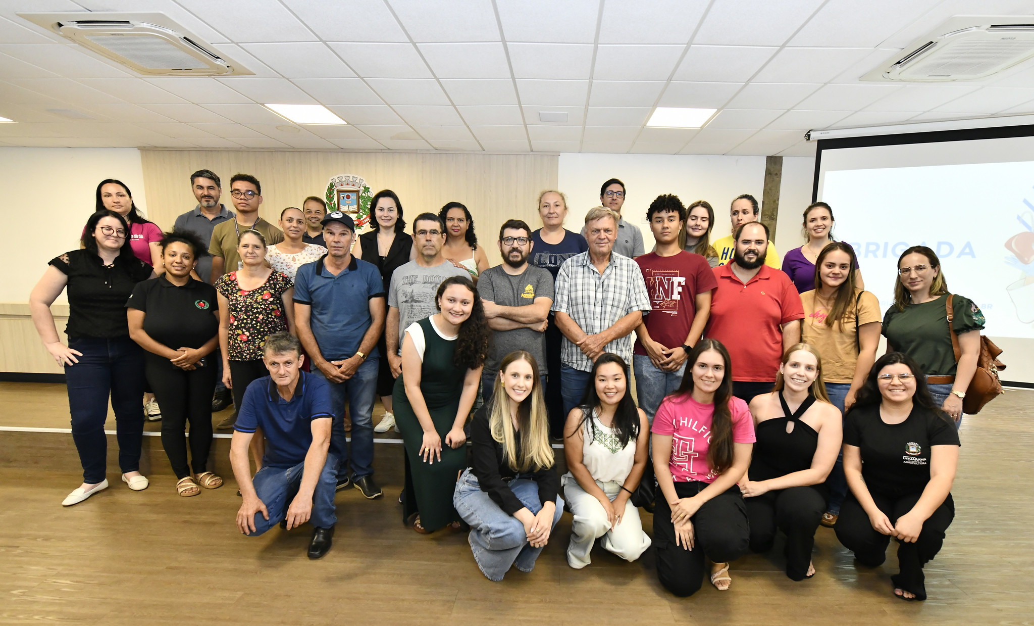 instrutores e participantes da palestra posam para foto