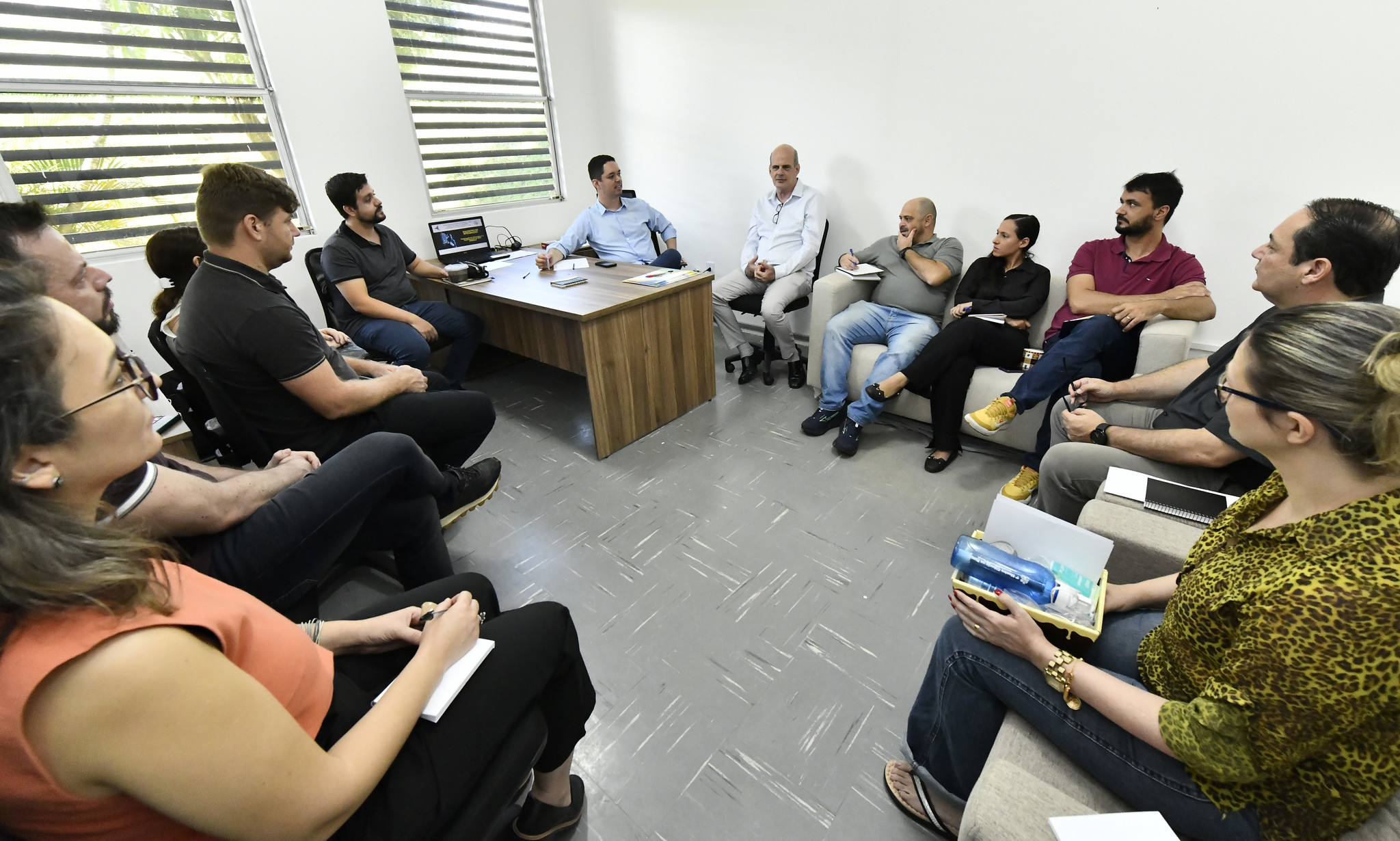 reunião entre professores, secretário da indústria e comércio e diretor do parque tecnológico