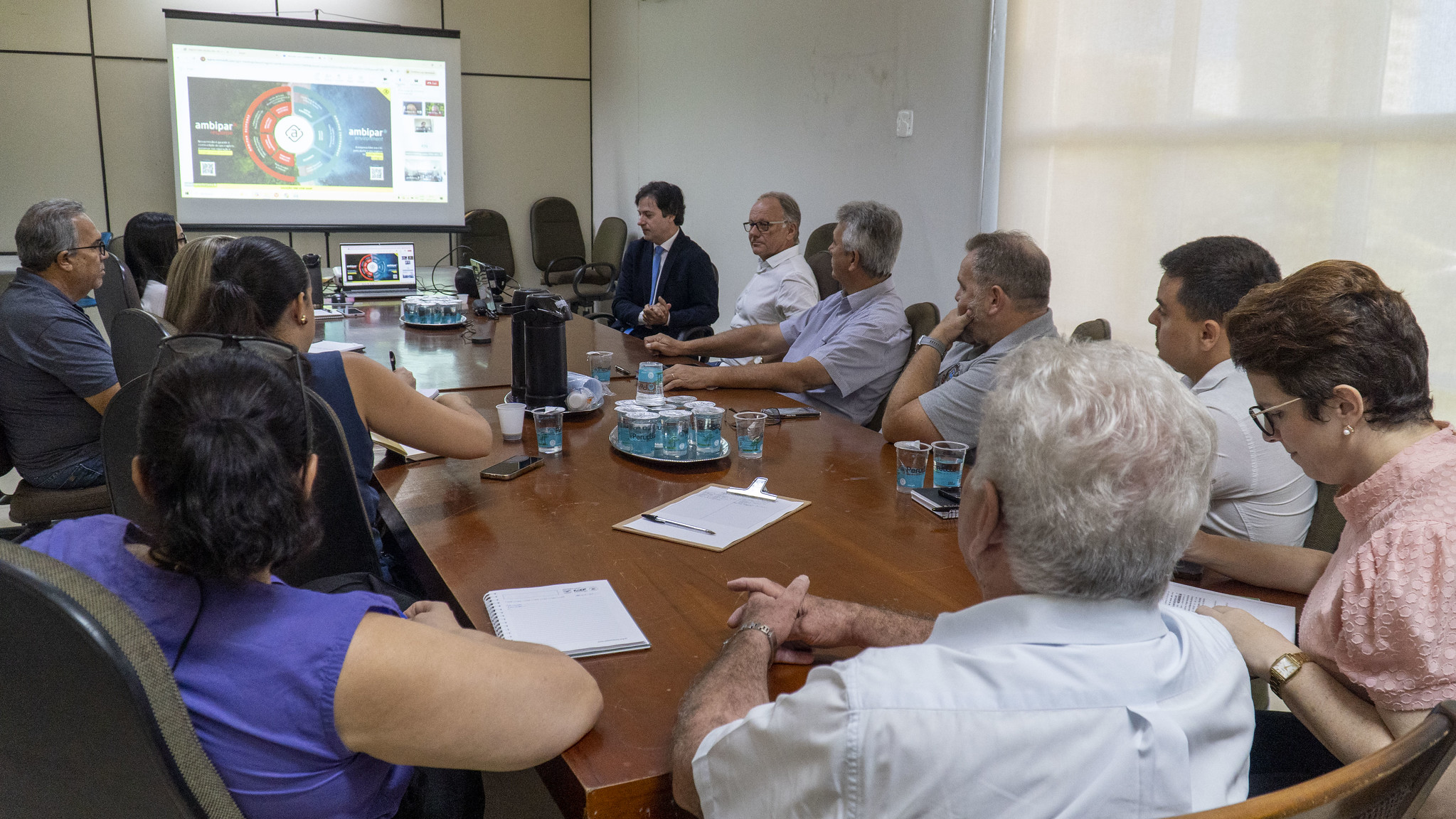 reunião com secretários municipais, prefeito e procurador na sala de reuniões