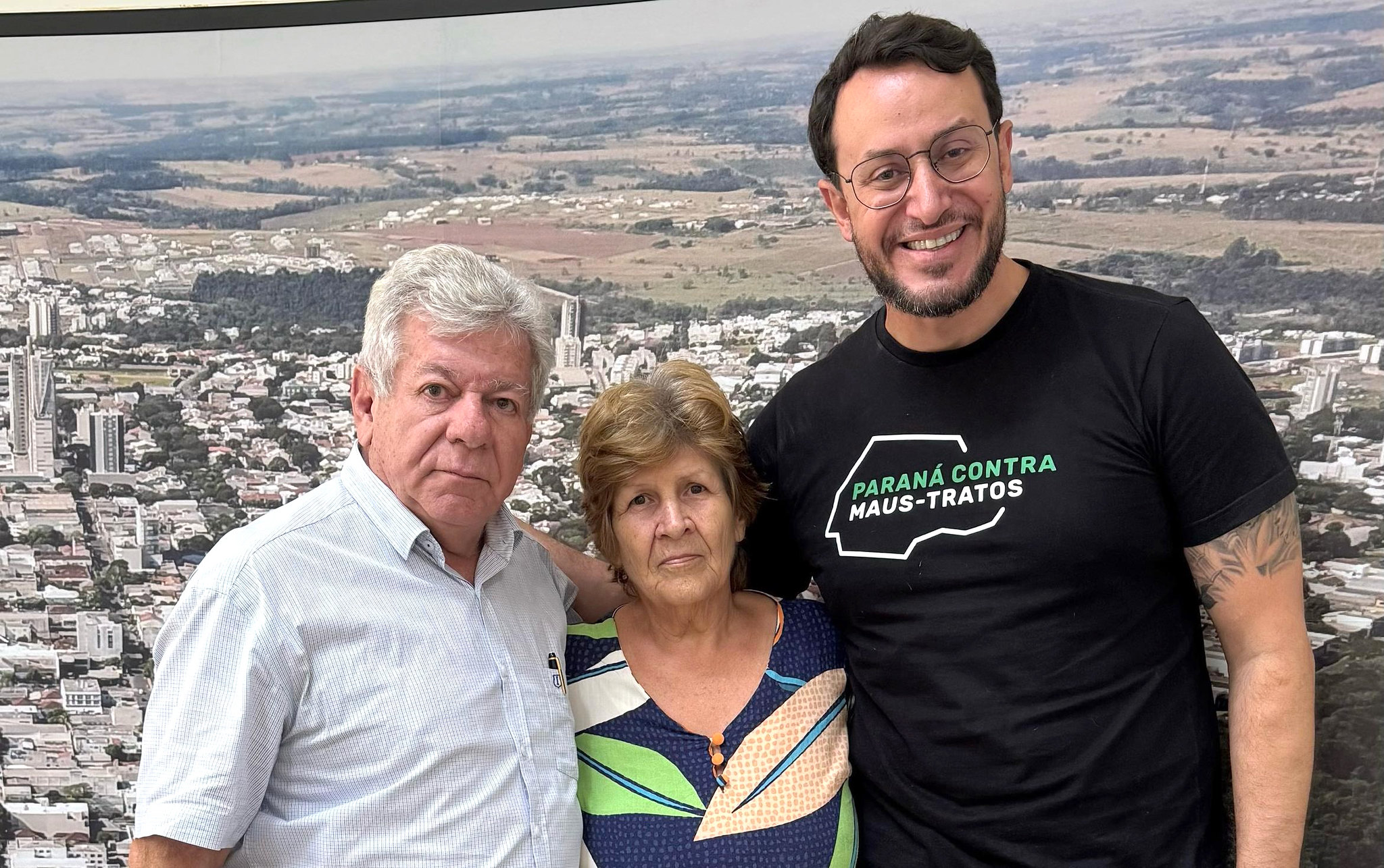 O prefeito posa para foto ao lado da presente da saau e do deputado federal