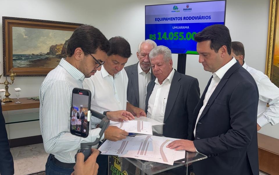 prefeito, governador e secretários observam projeto de duplicação da estrada bonfim