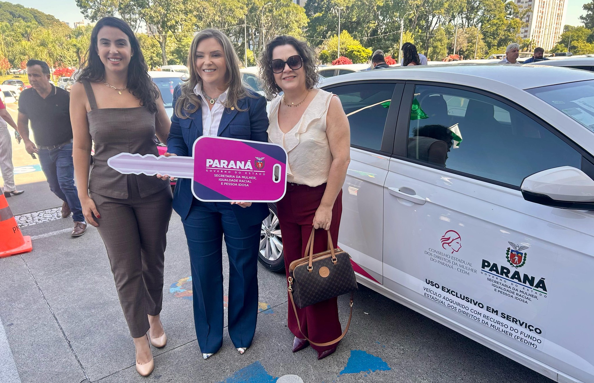 secretária da assistência social recebe chave simbólica do carro da secretária de estado