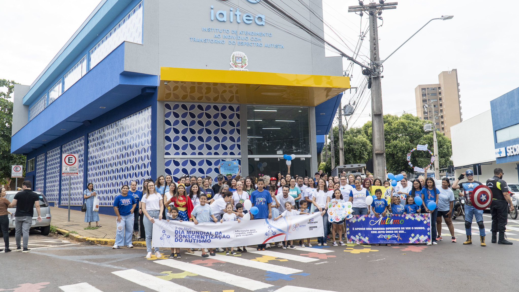 manifestantes postados na frente da sede do instituto do autista
