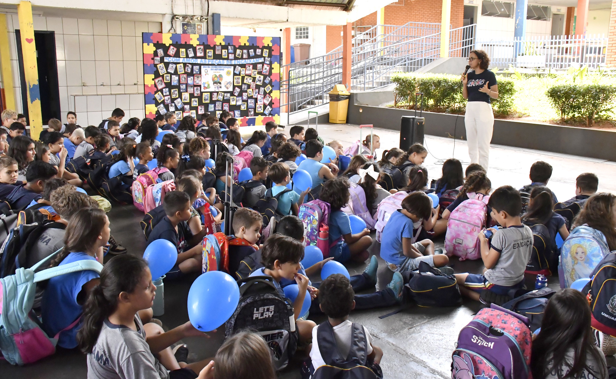 crianças reunidas para palestra na escola malba tahan sobre autismo