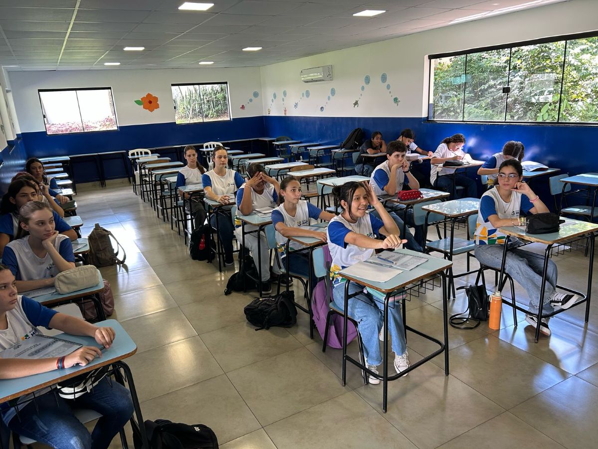 jovens em sala de aula do curso de capacitação ao mercado de trabalho
