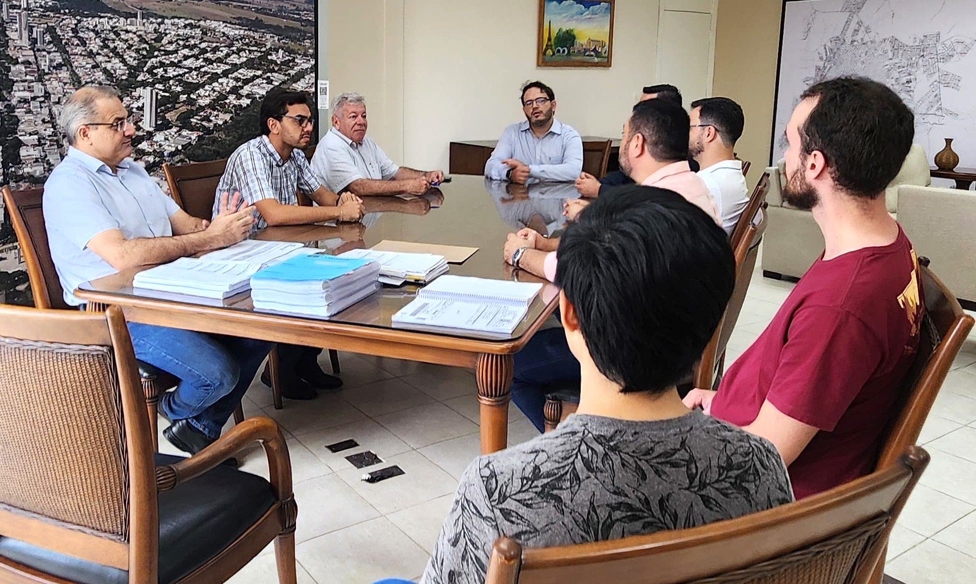 reunião com os secretários de chapadão do sul no gabinete do prefeito de umuarama
