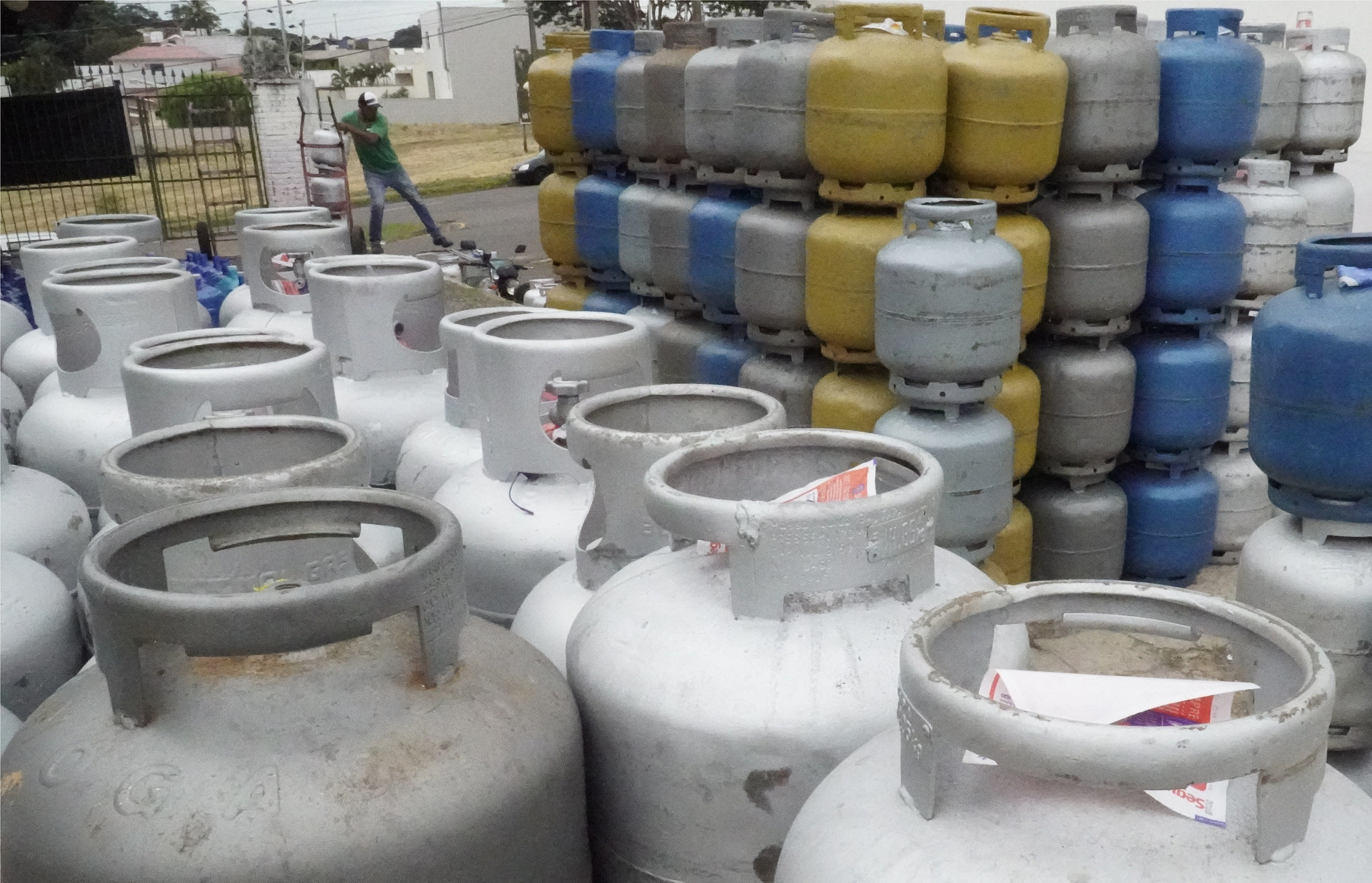botijões de gás de cozinha estocados em revendedor