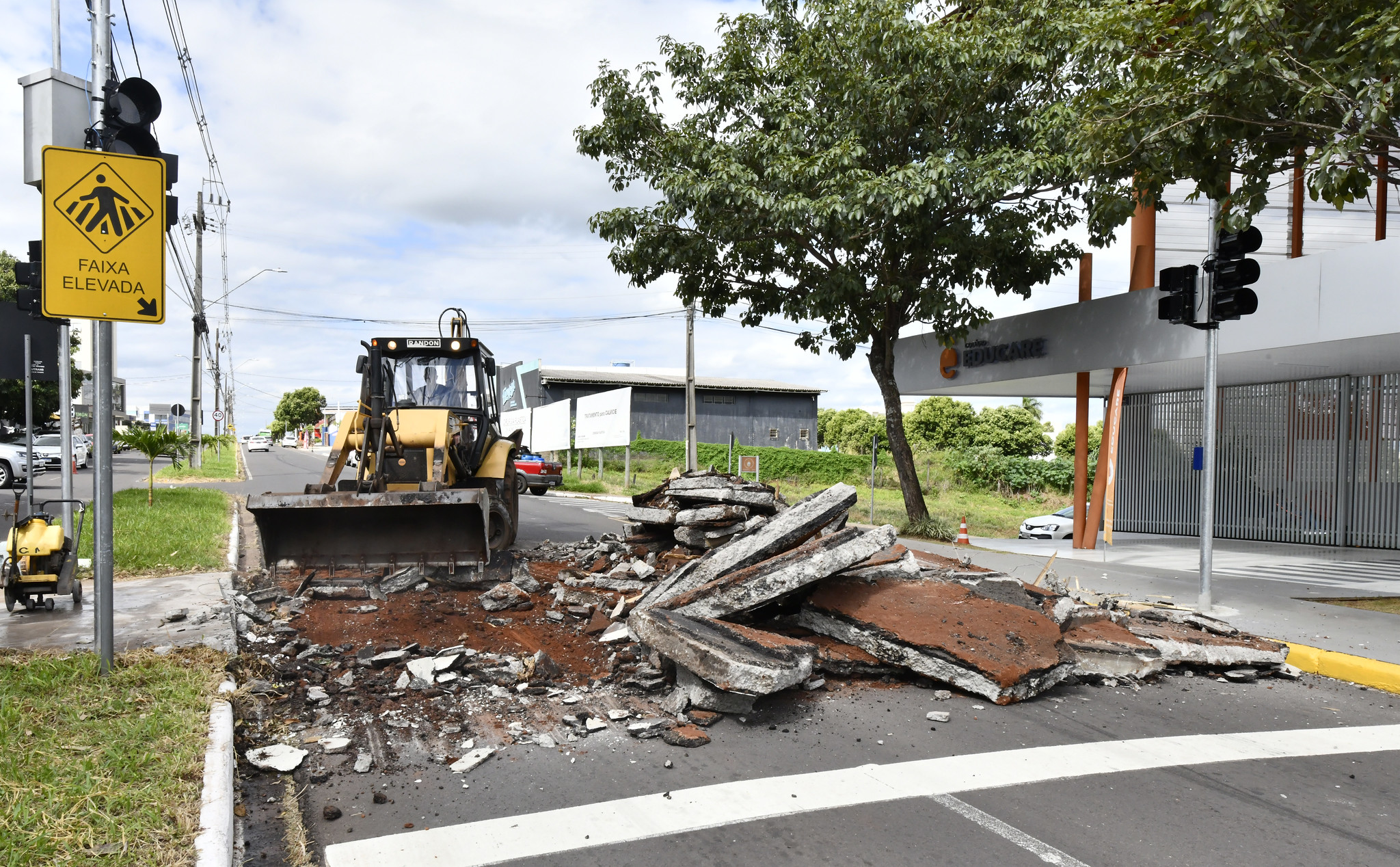 Máquina remove blocos de concreto da travessia elevada em avenida