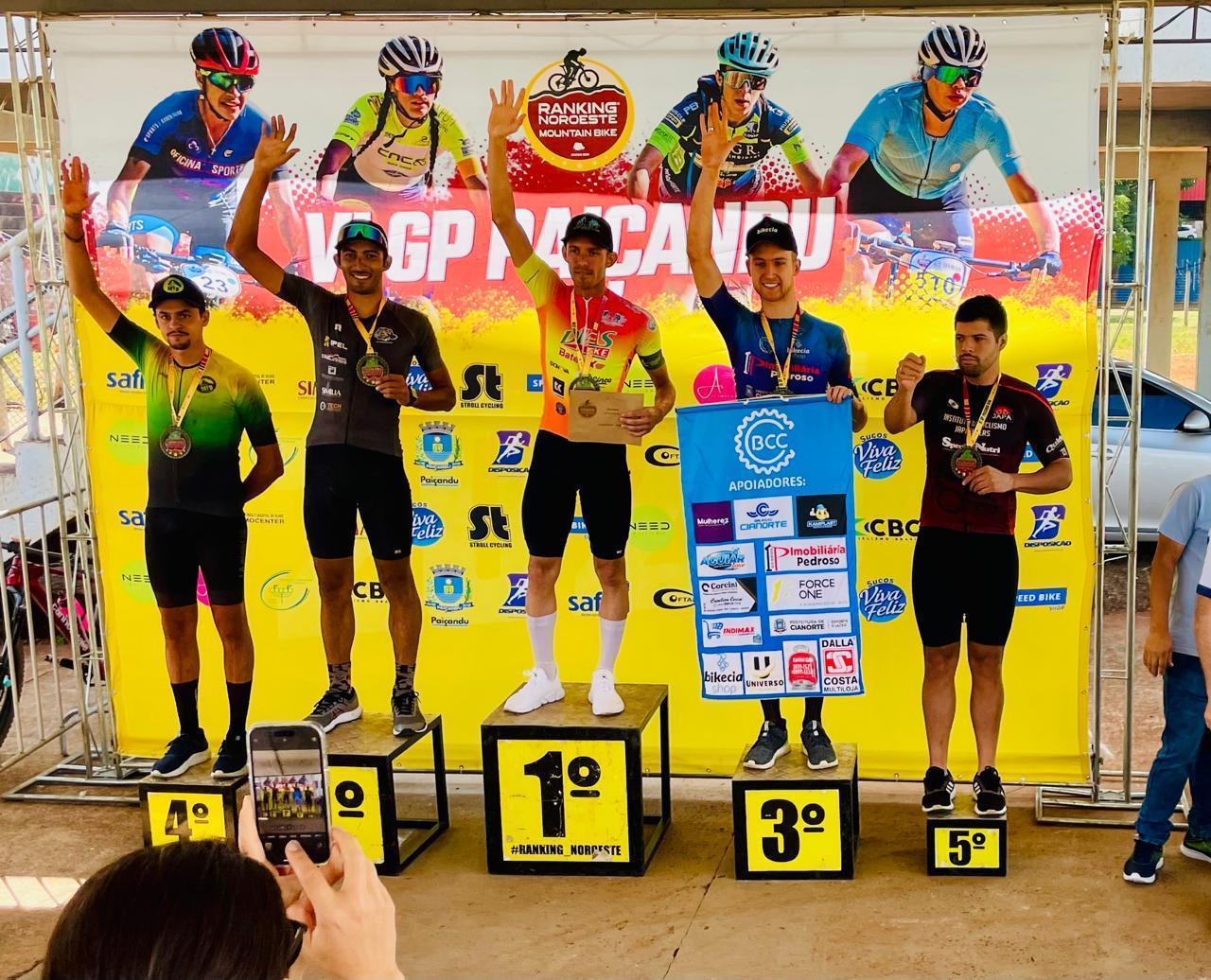 Pódio com ciclistas vencedores