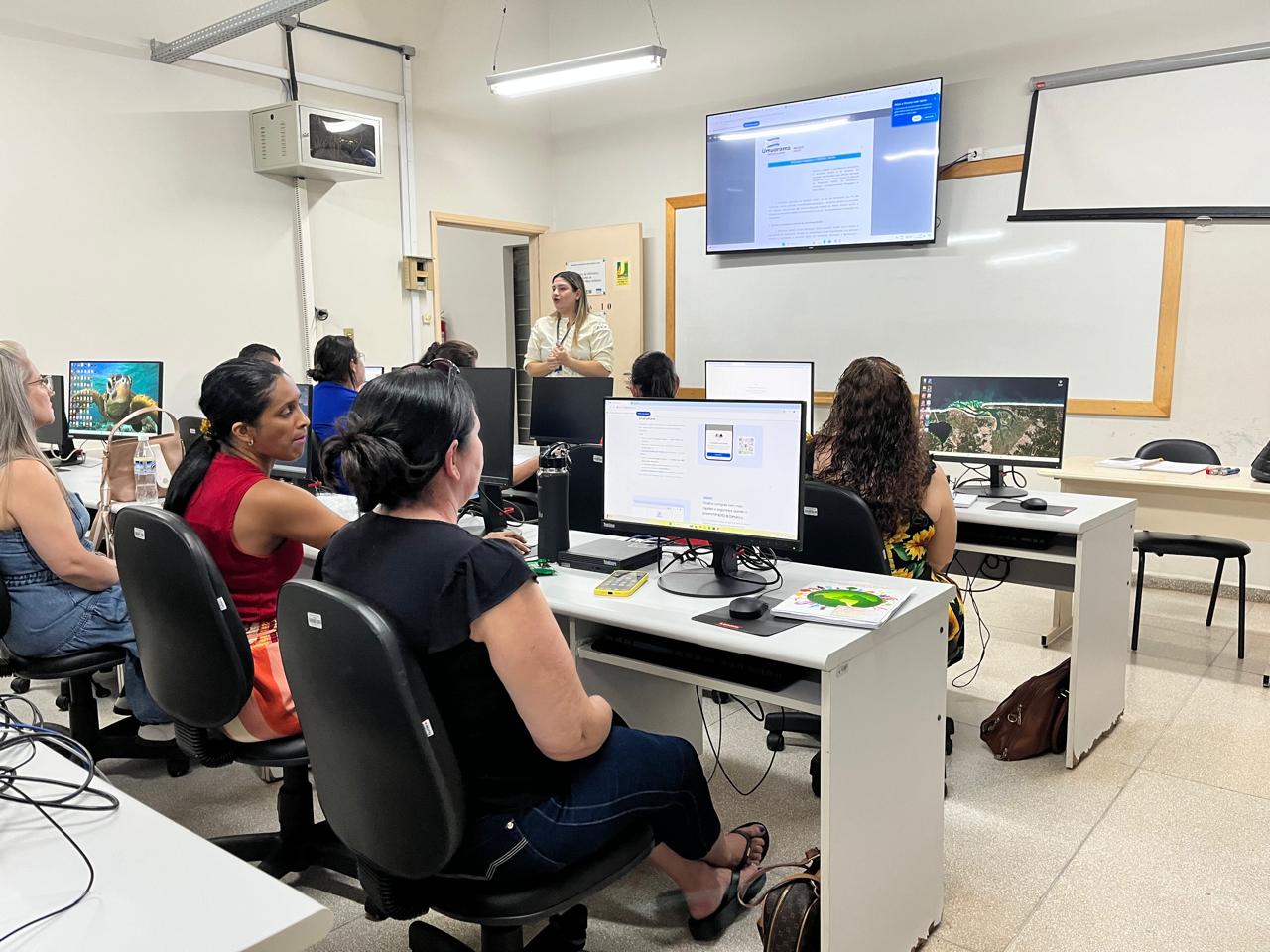 professora ministra curso de Matemática na base diversificada no ensino de tempo integral