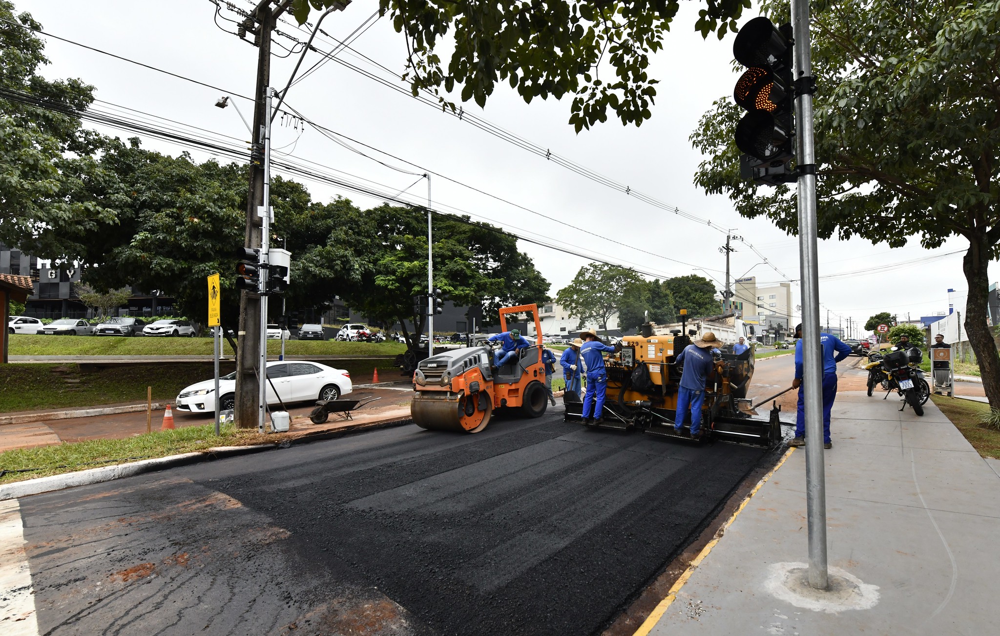 servidores e equipamentos recuperam pavimentação da avenida
