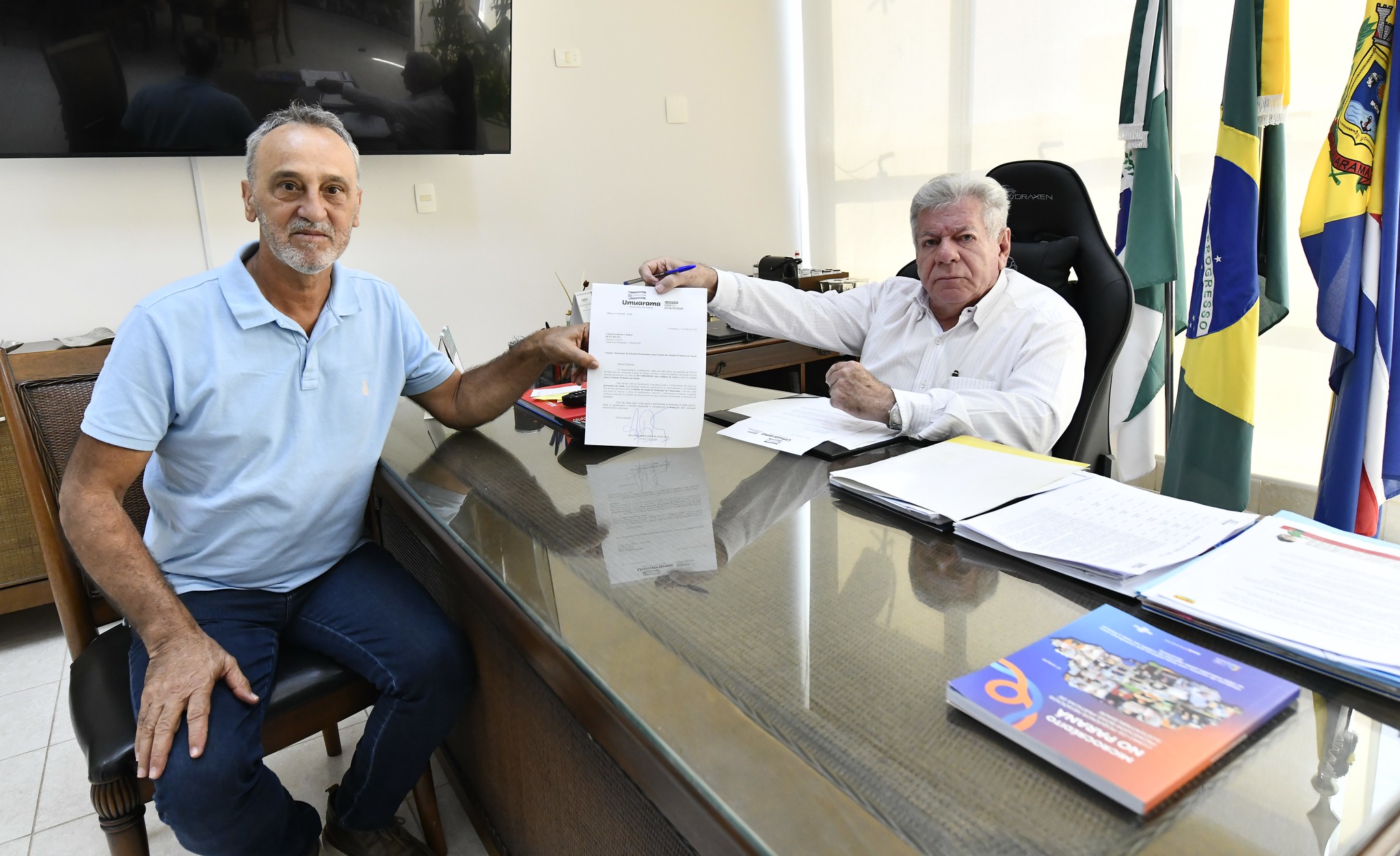 prefeito recebe assessor parlamentar e apresenta pedido