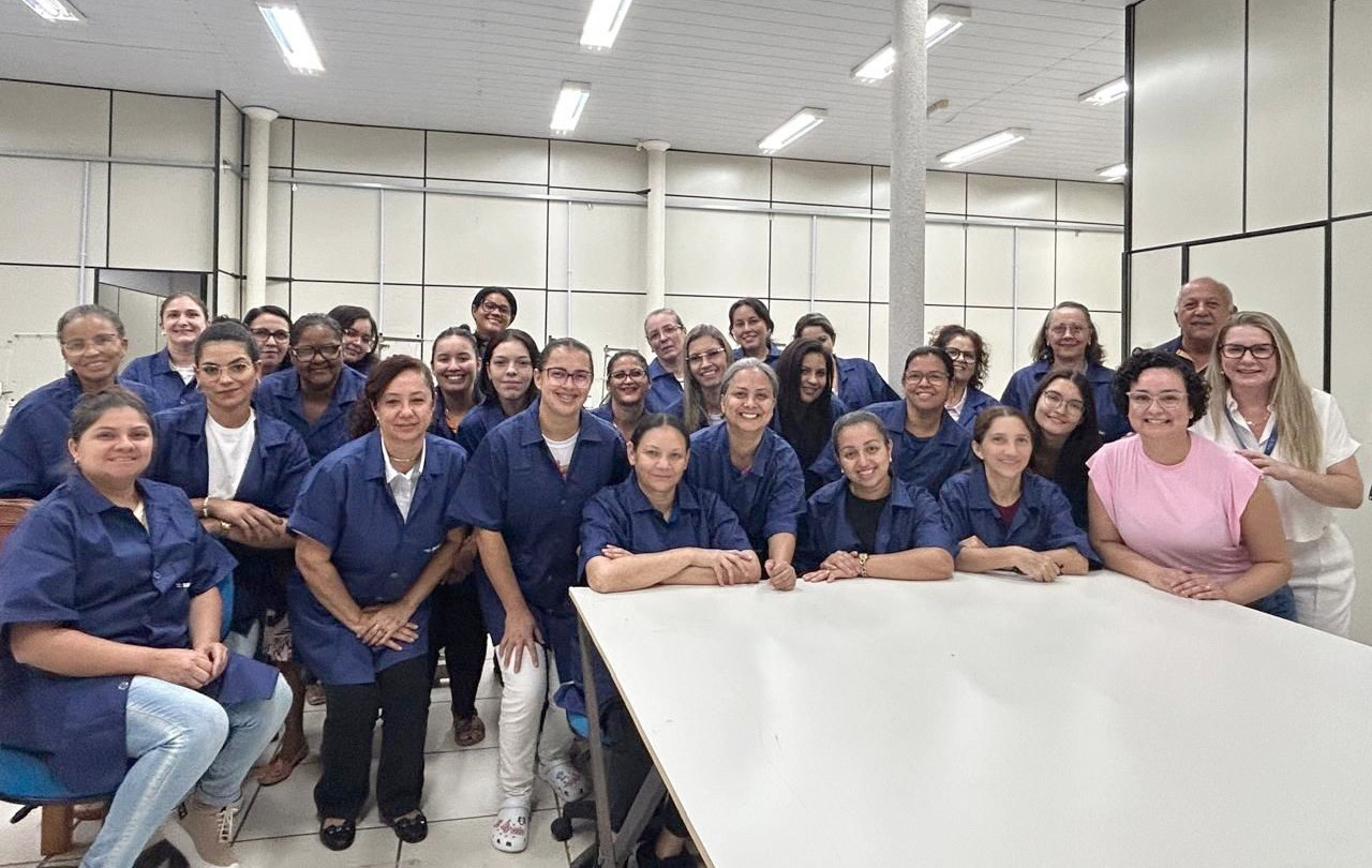 alunas e instrutoras do curso de corte e costura posam para foto