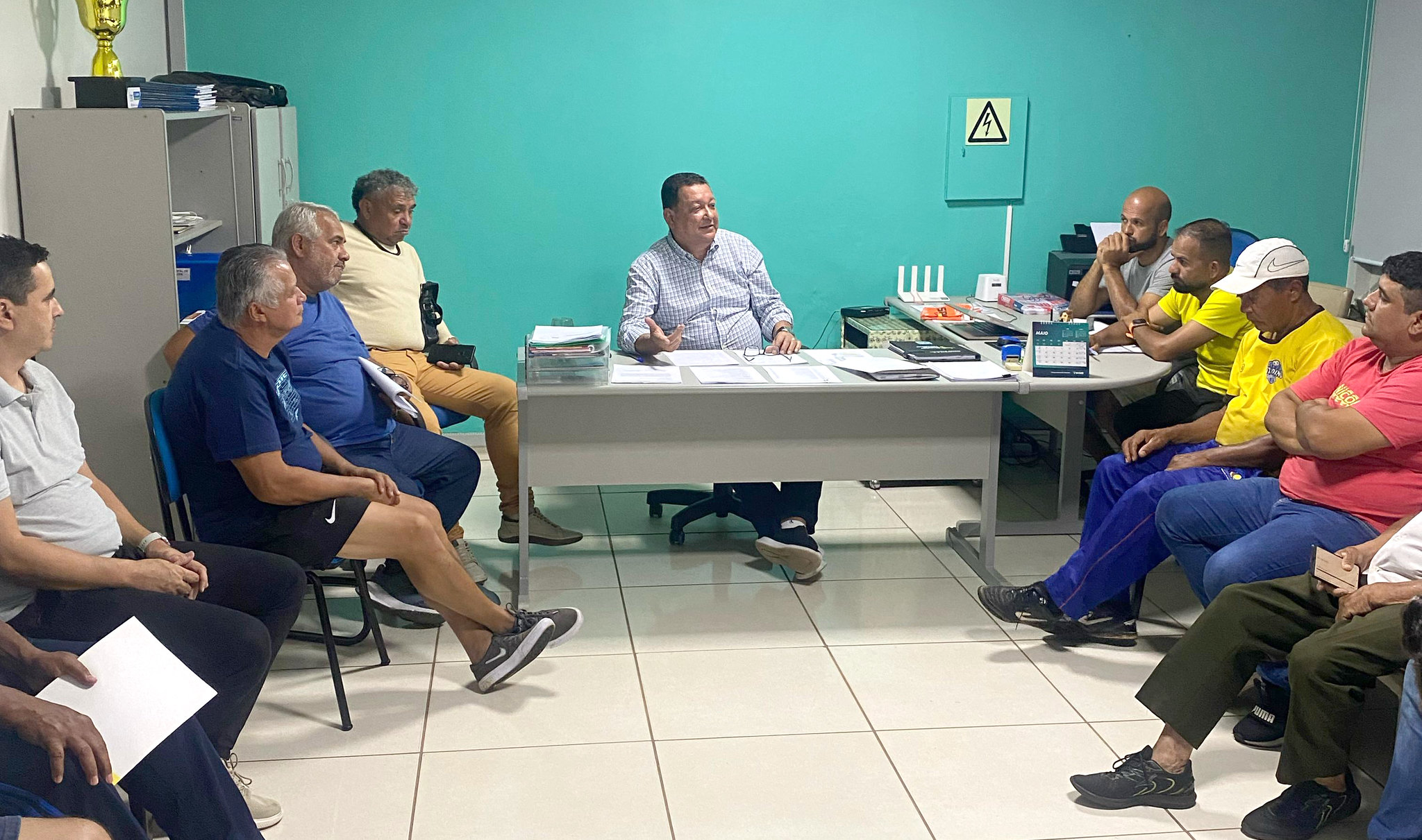 secretário recebe dirigentes e técnicos do futebol em sua sala