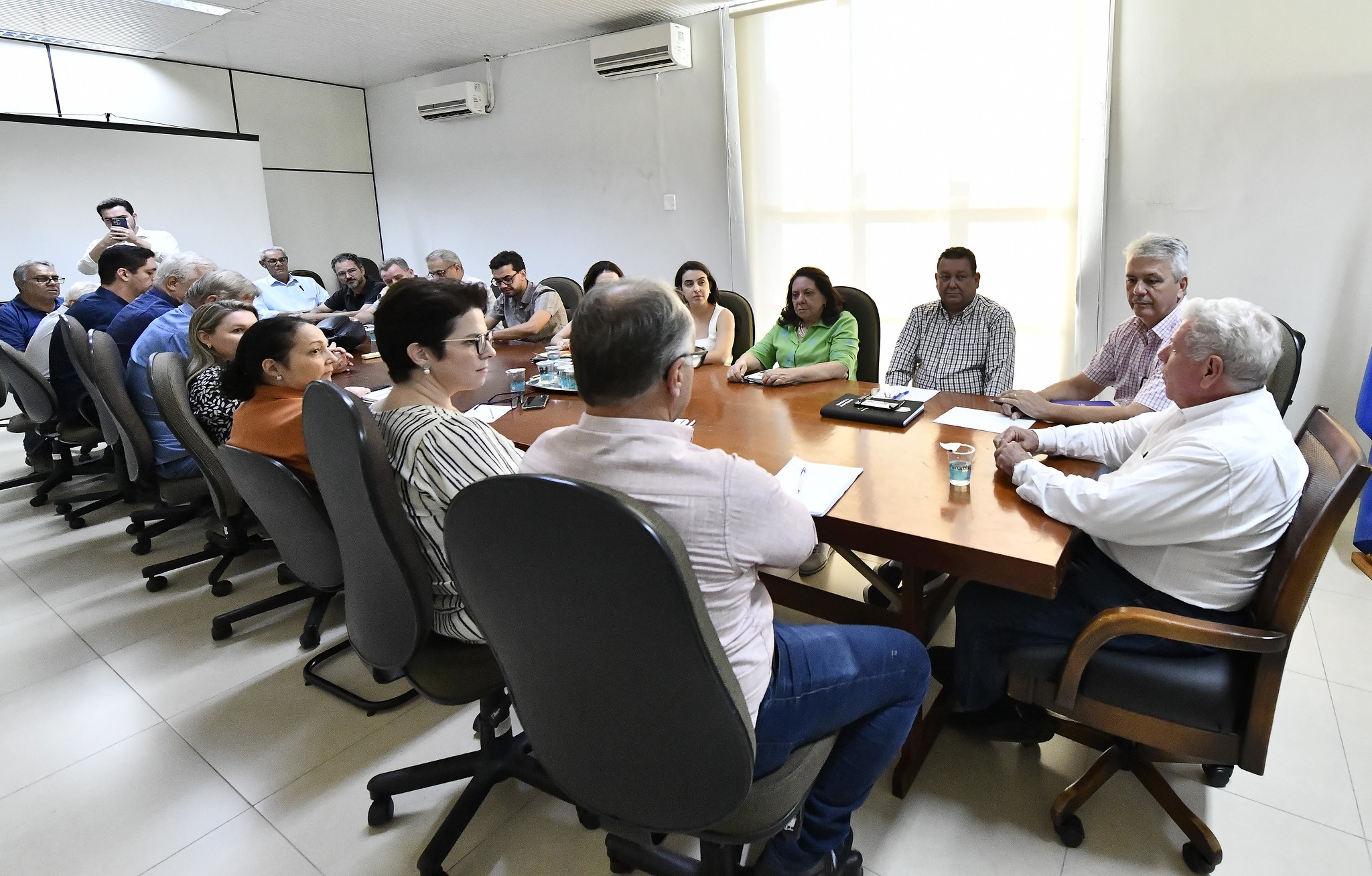 reunião do secretariado com o prefeito na sala de reuniões