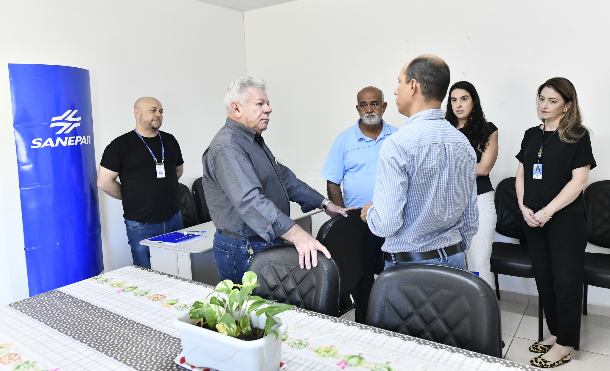 prefeito e equipe visitam o cras 1 com o gerente da sanepar
