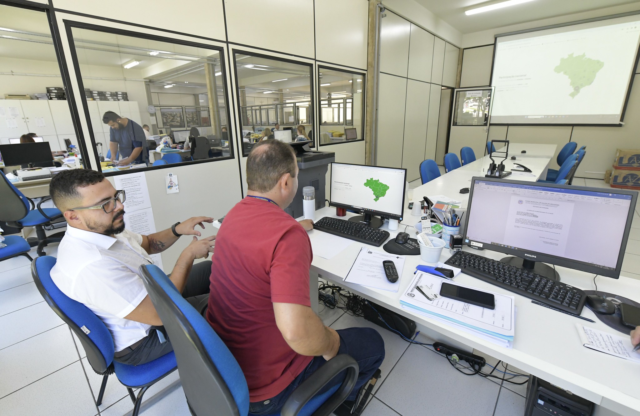 imagem de dois homens na sala de licitações da prefeitura de umuarama