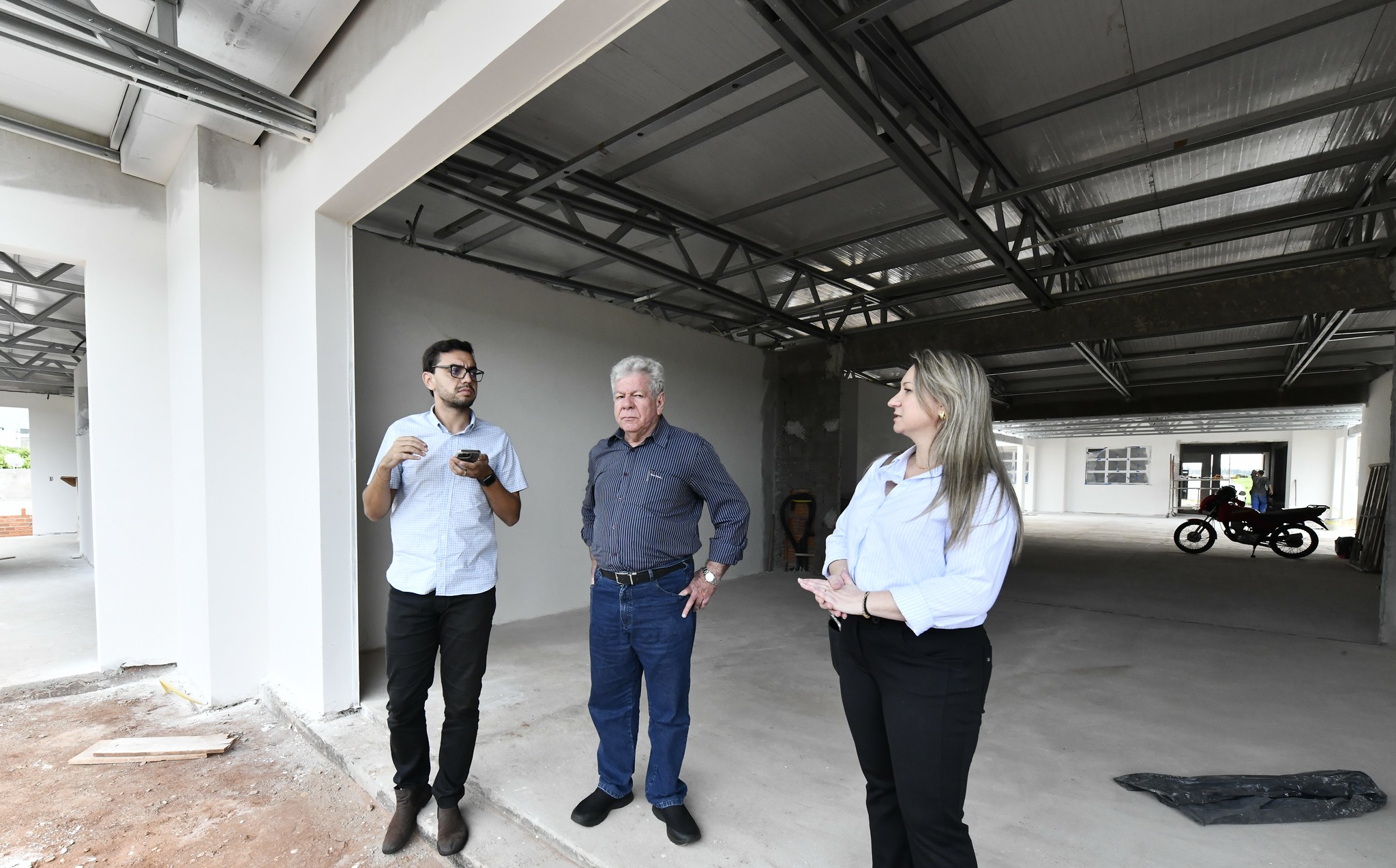 prefeito e secretários visitam canteiro de obras da creche