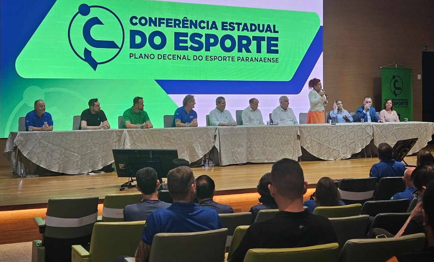foto da mesa de autoridades montada para a conferência
