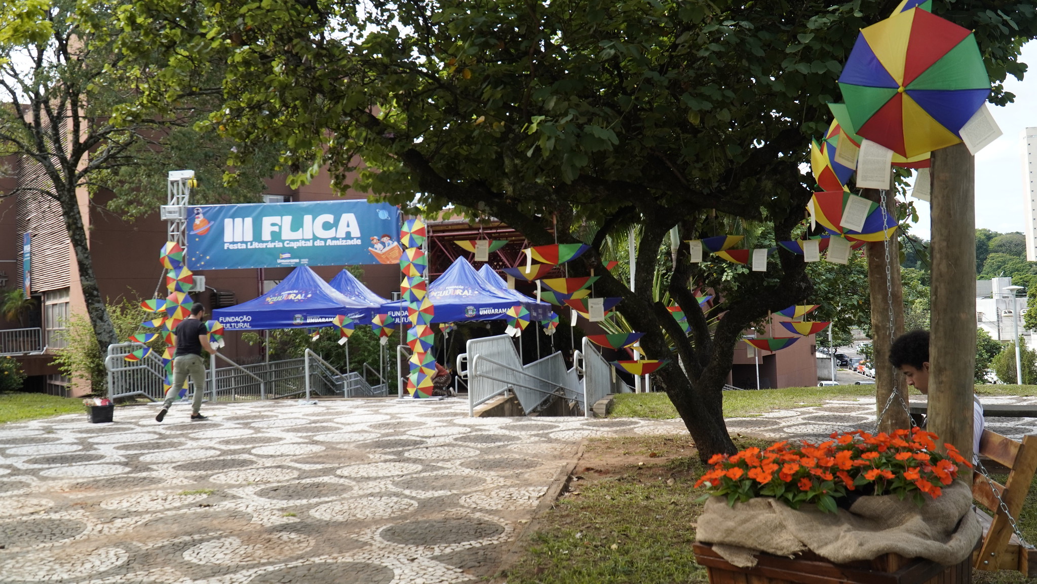 exterior do centro cultural decorado para o evento com tendas, sombrinhas e flores