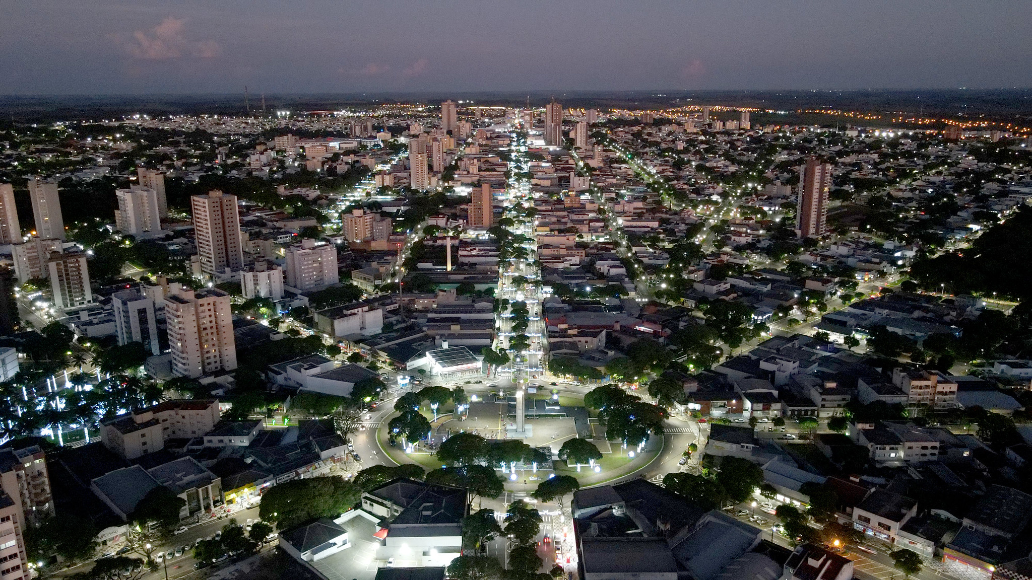 imagem aérea da cidade de Umuarama, ao cair da noite com iluminação se destacando nas ruas e avenidas