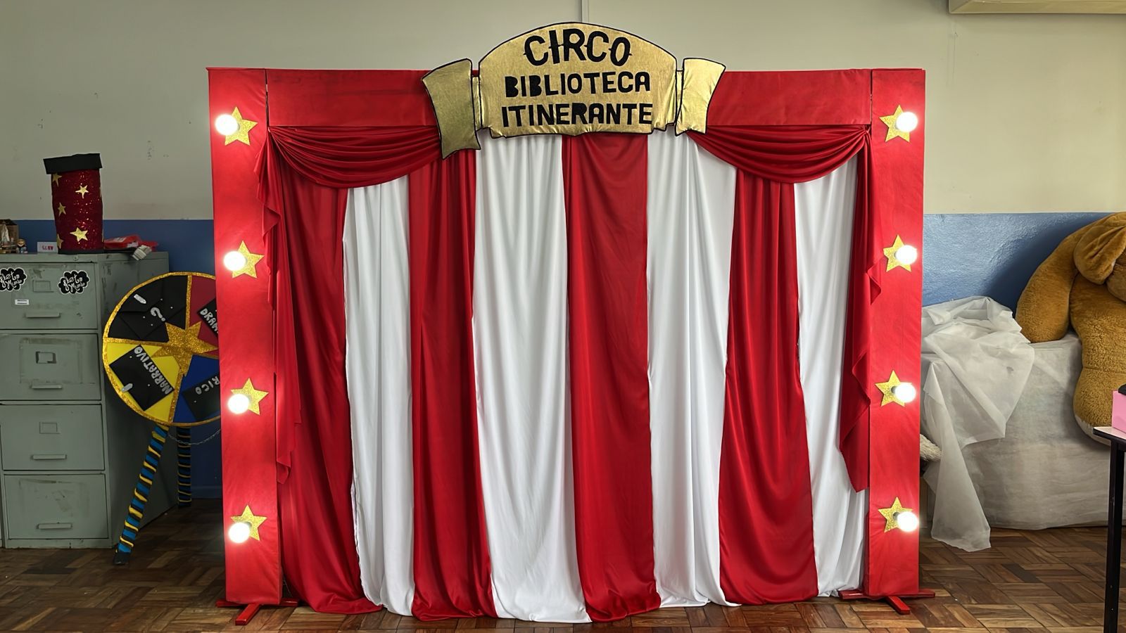 palco do teatro de bonecos com as cortinas fechadas