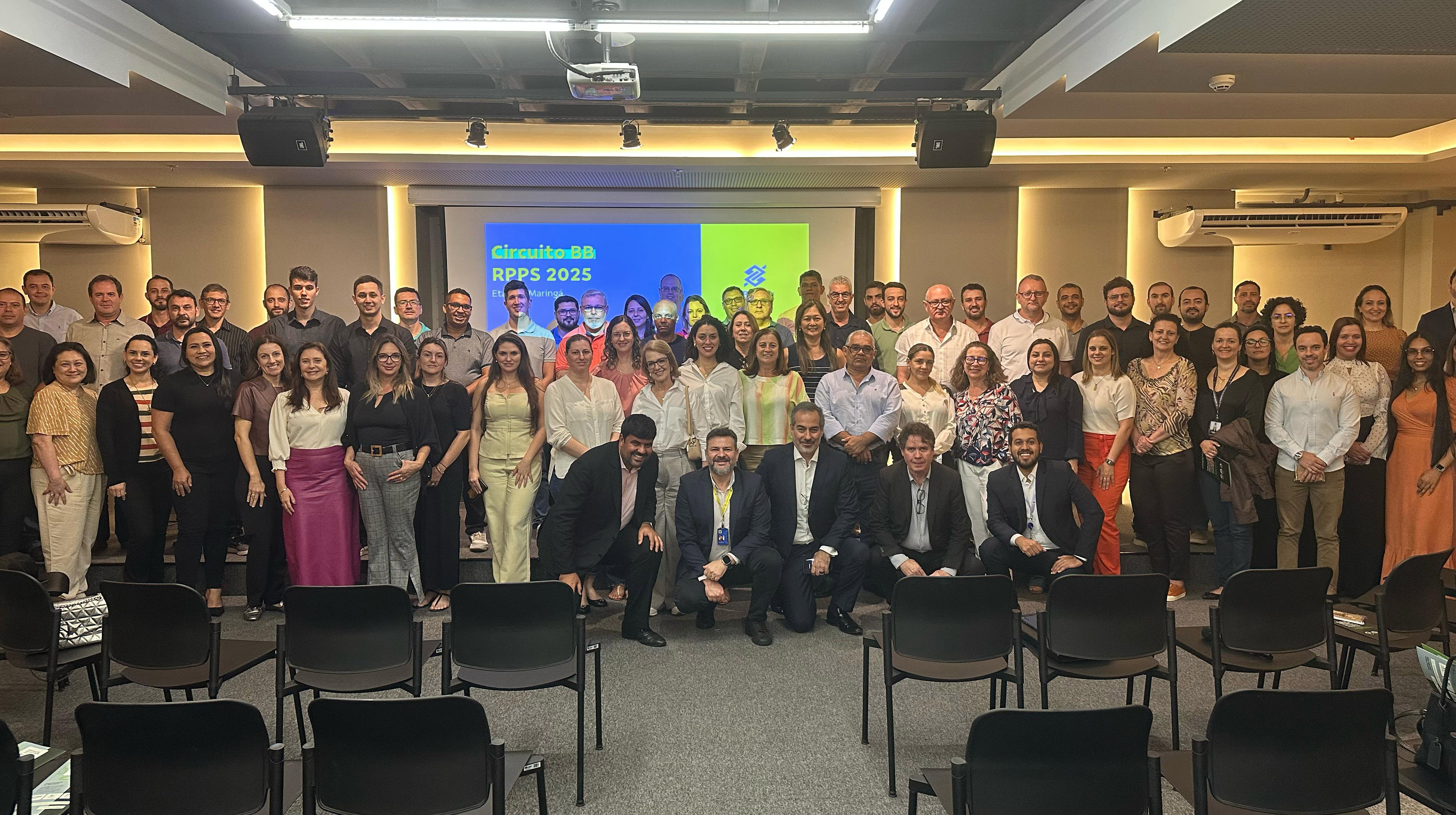 participantes do evento posam para foto oficial