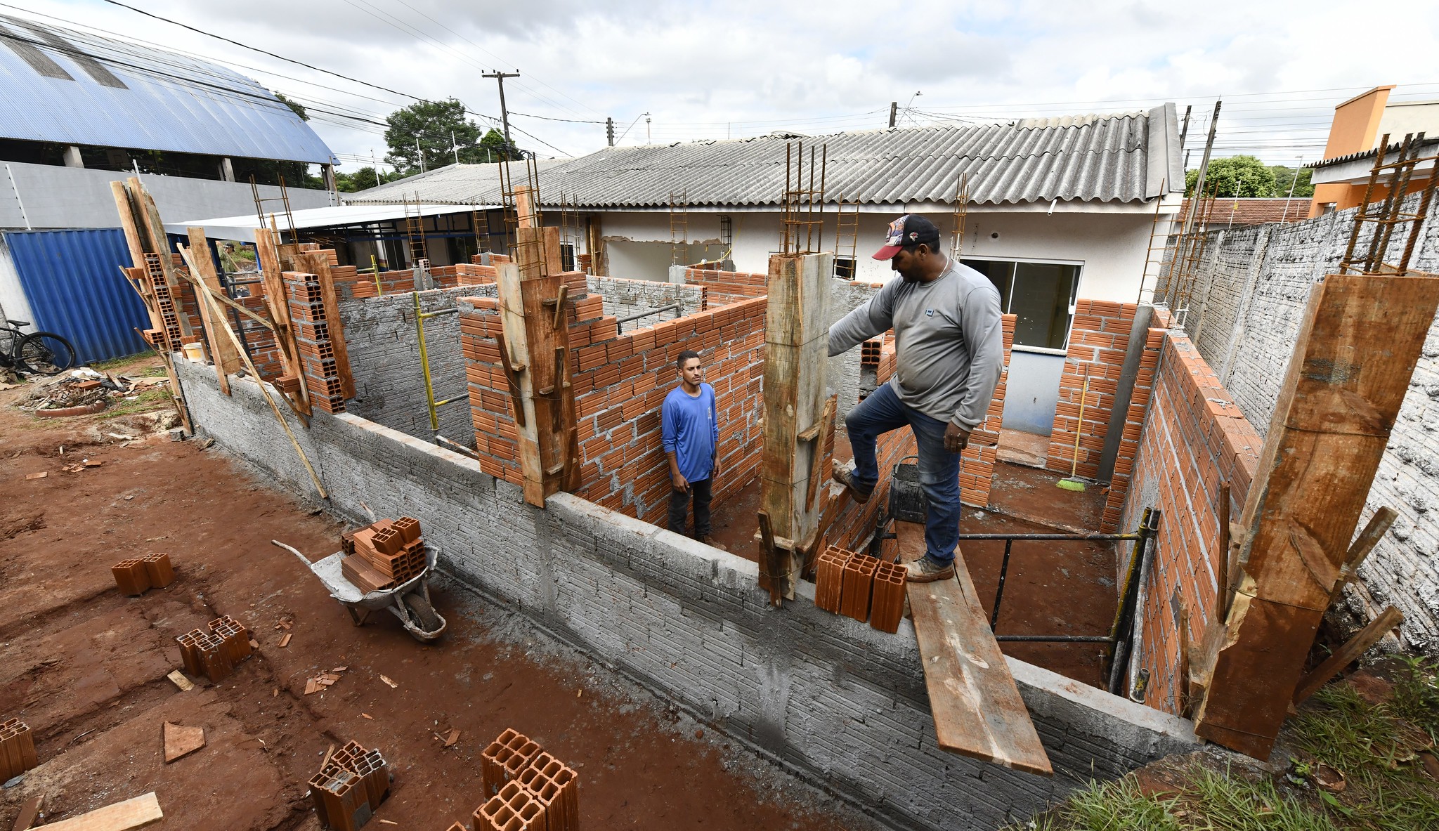 Operários trabalham na construção da área de ampliação